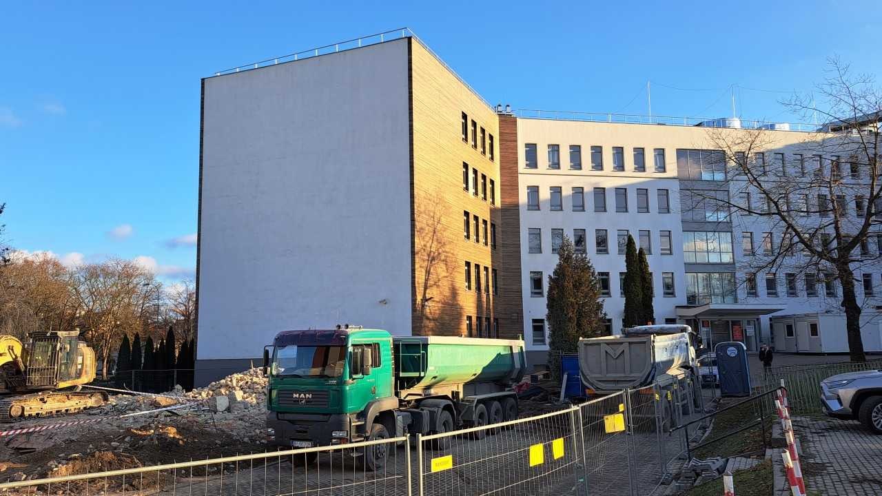 Znikł budynek administracji szpitala wojewódzkiego w Białymstoku. Ale ma być nowy