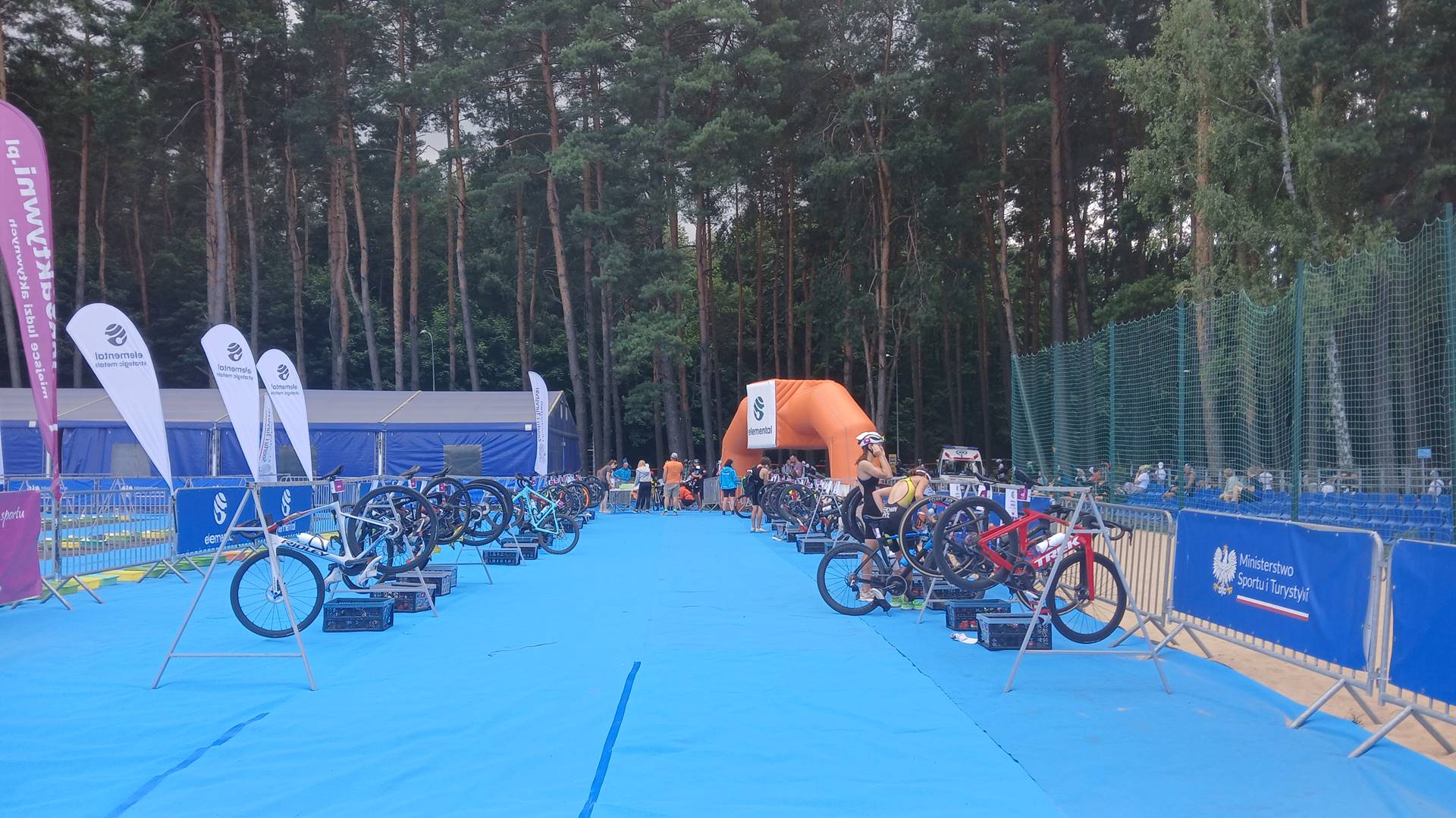 Na plaży w białostockich Dojlidach wystartowali najlepsi w Polsce triathloniści