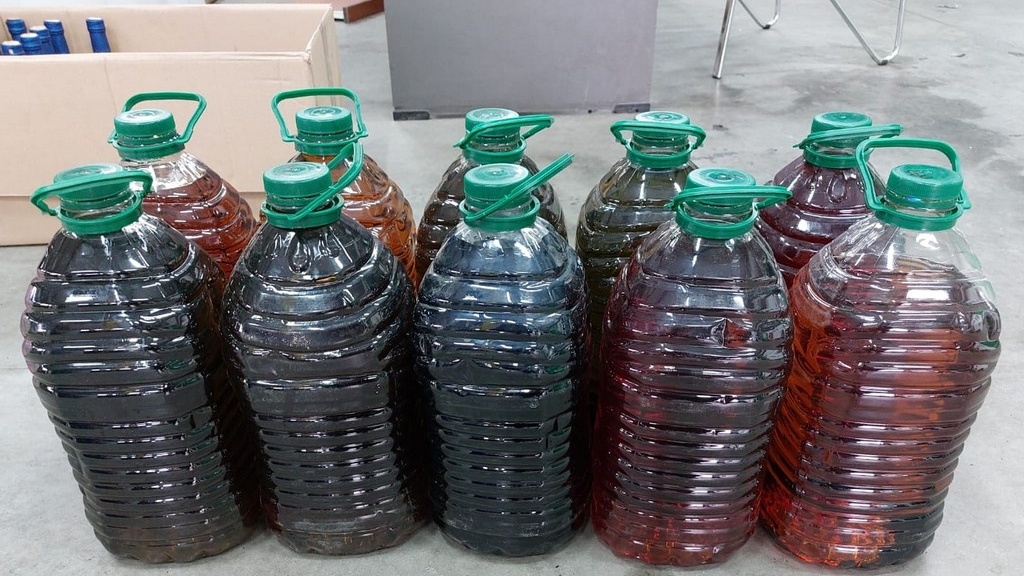 Ponad 300 litrów gotowego alkoholu, 3 tys. litrów zacieru i aparatura. KAS zlikwidowała bimbrownię