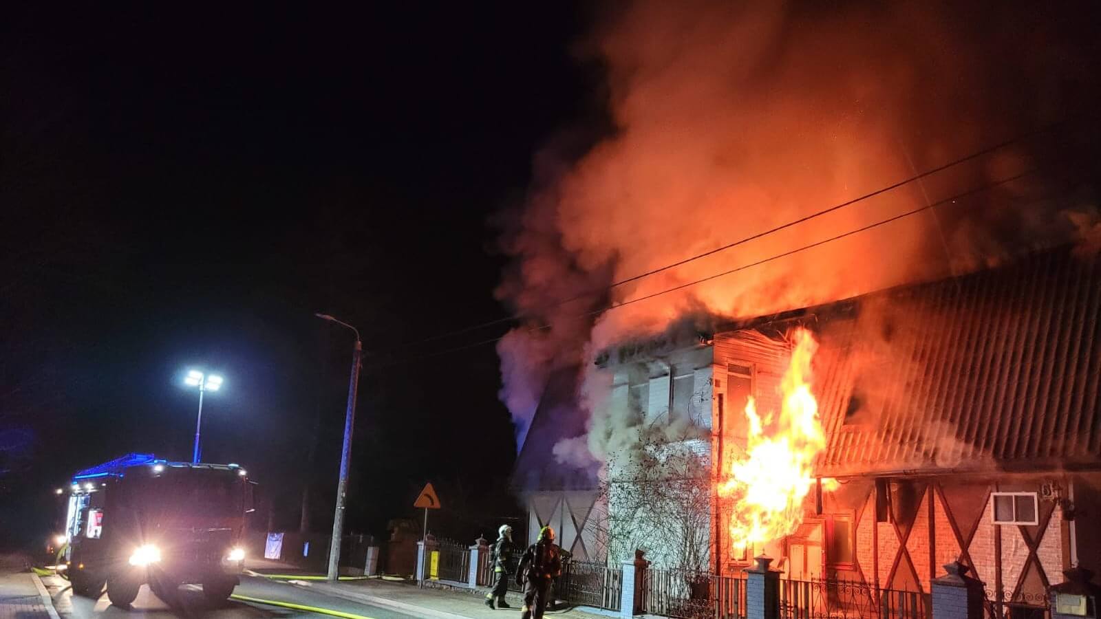 Prawie całą noc trwała akcja gaśnicza w Supraślu - spłonął drewniany dom