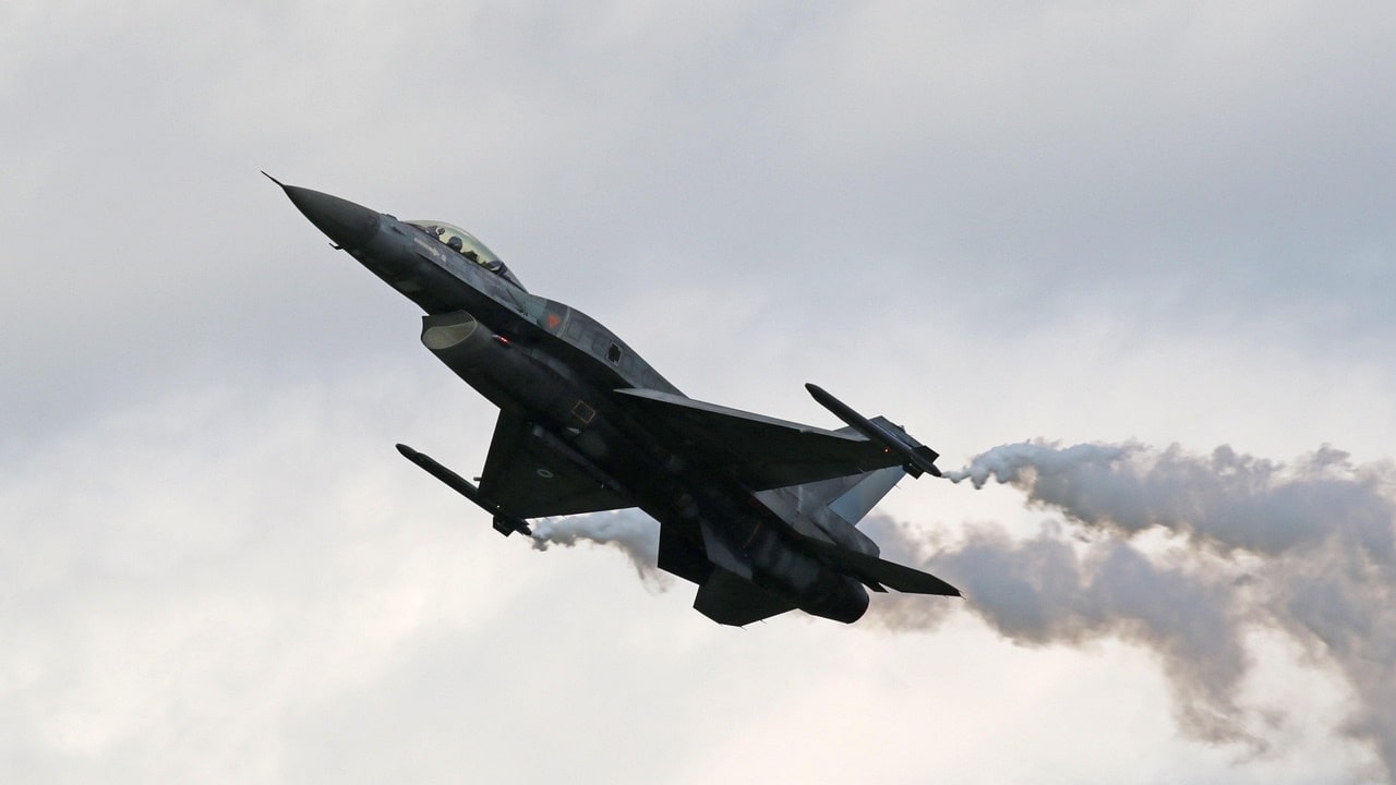 Kolno. To nie eksplozja, a loty szkoleniowe samolotów F-16