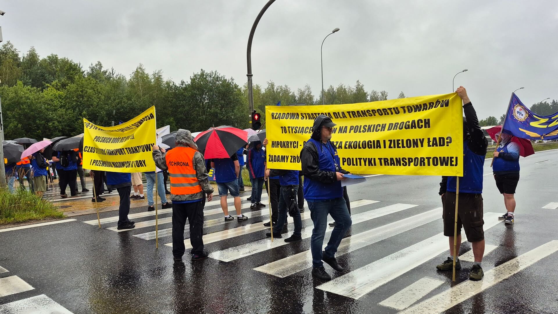 Drugi dzień protestów maszynistów i blokady DK8 przy wyjeździe do Augustowa