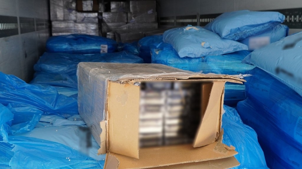 KAS zatrzymała ciężarówkę z kontrabandą - 300 tys. paczek papierosów zamiast chusteczek