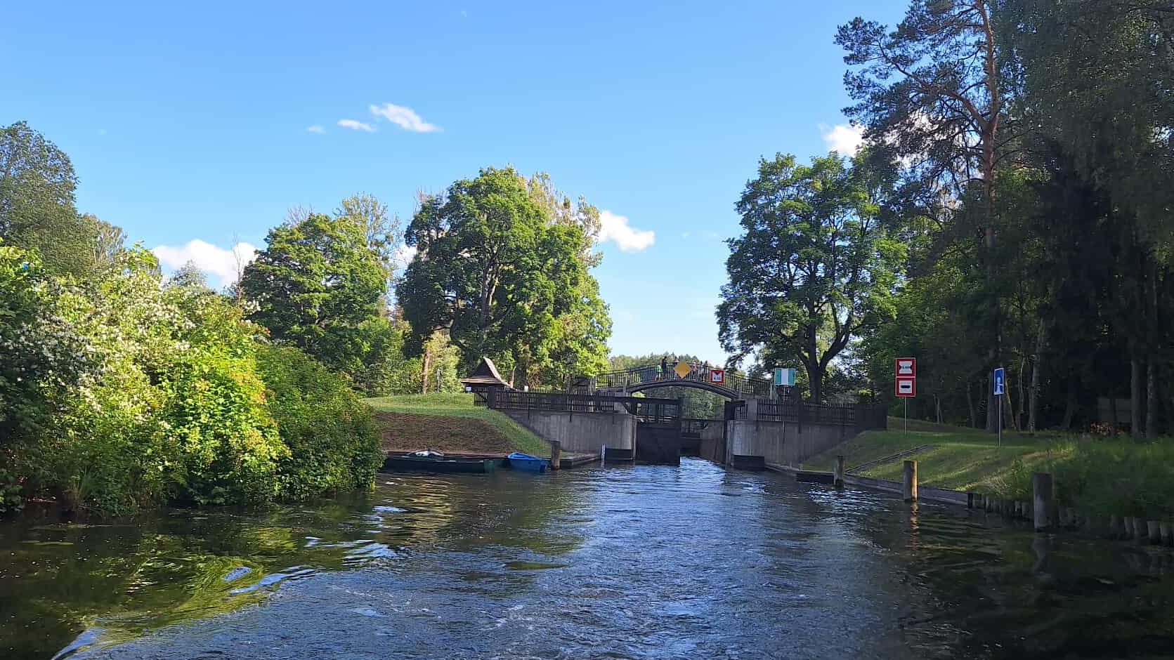 Augustów. Mimo suszy poziom wody wystarcza, by żeglować po kanale
