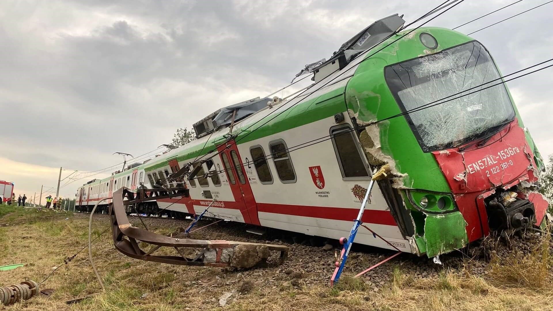 Wypadek na przejeździe w Szyszkach. Kolejarze liczą straty, kierowca odpowie za szkody