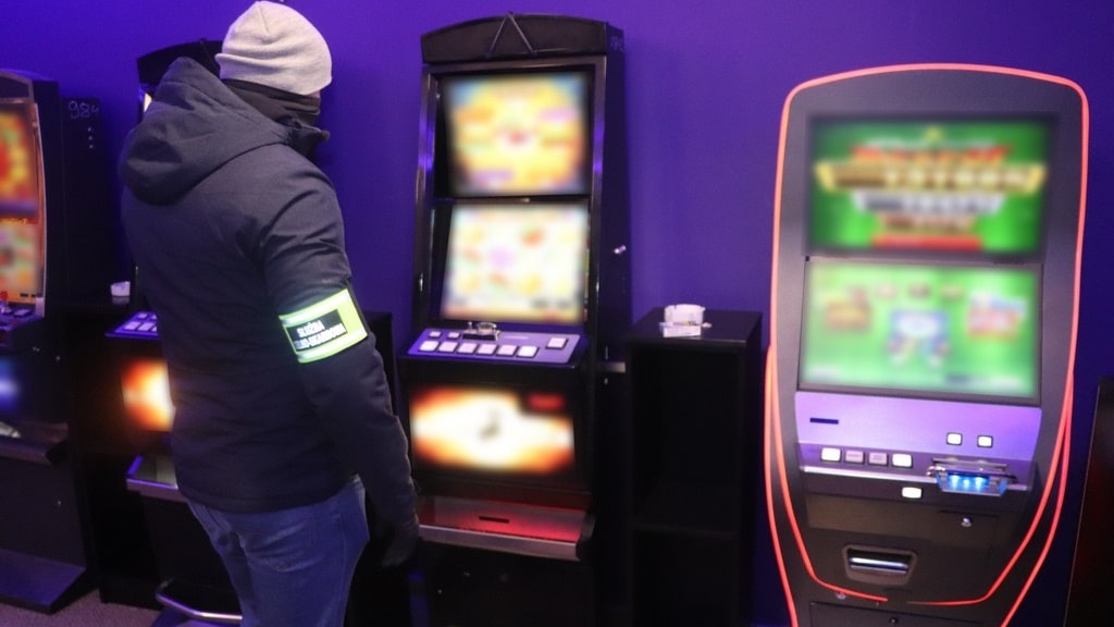 Podlaska KAS zlikwidowała kolejny nielegalny salon gier w Łomży