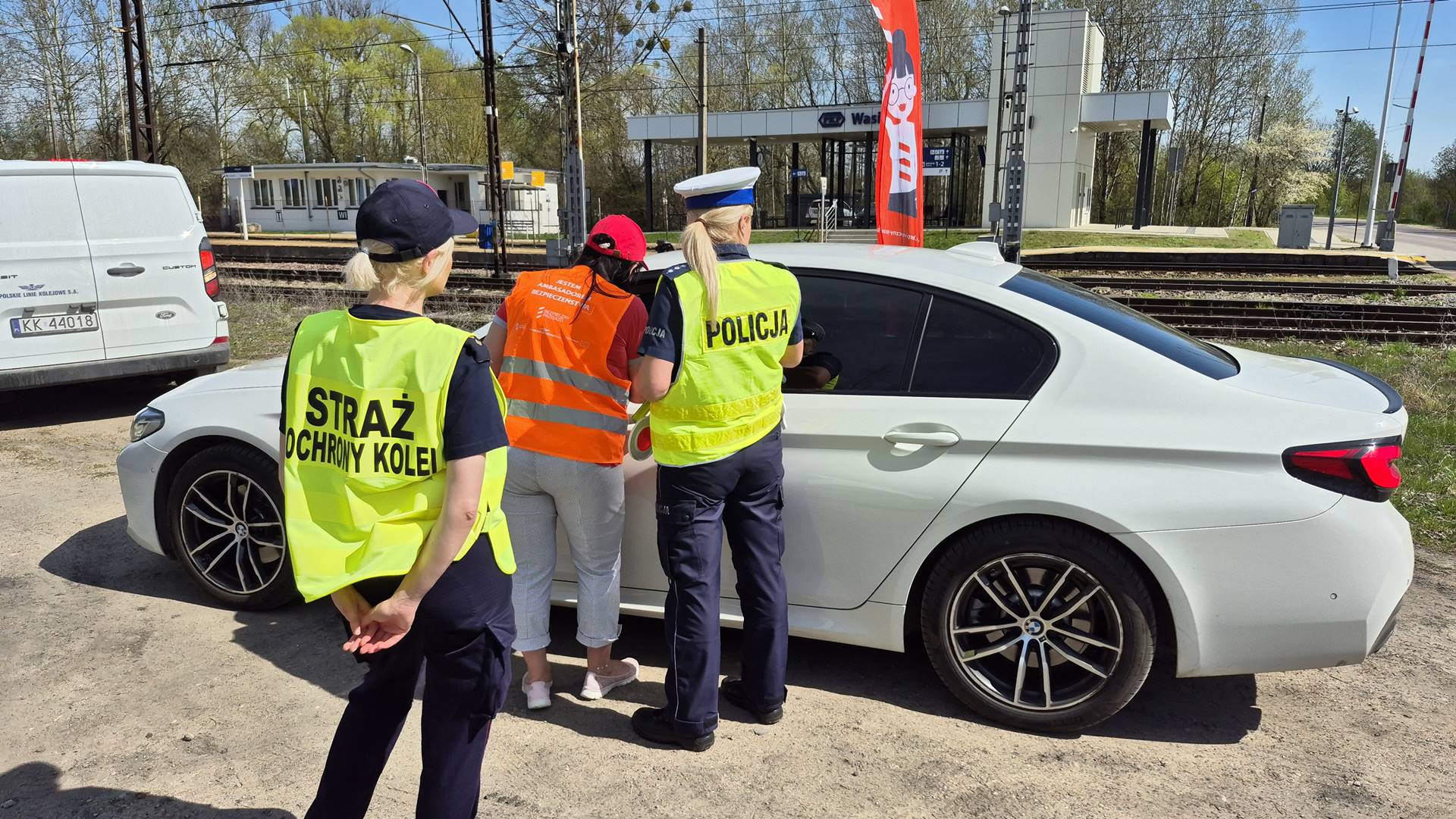 Przejazdy kolejowe są niebezpieczne. Kolejarze przypominają o zachowaniu ostrożności