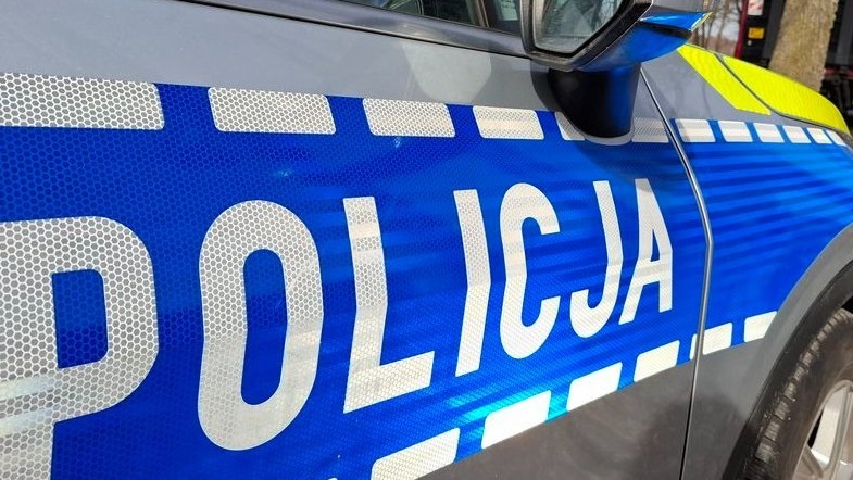 Nie dość, że pijany wsiadł za kierownicę, to jeszcze popełnił szereg wykroczeń i uszkodził nieoznakowany radiowóz