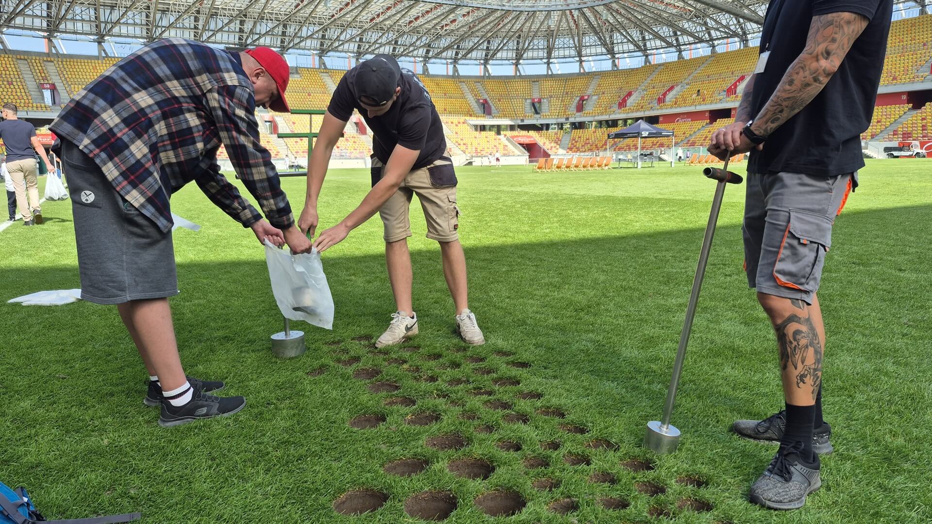 Na Chorten Arenie będzie nowa murawa - fragment dotychczasowej każdy mógł wziąć na pamiątkę