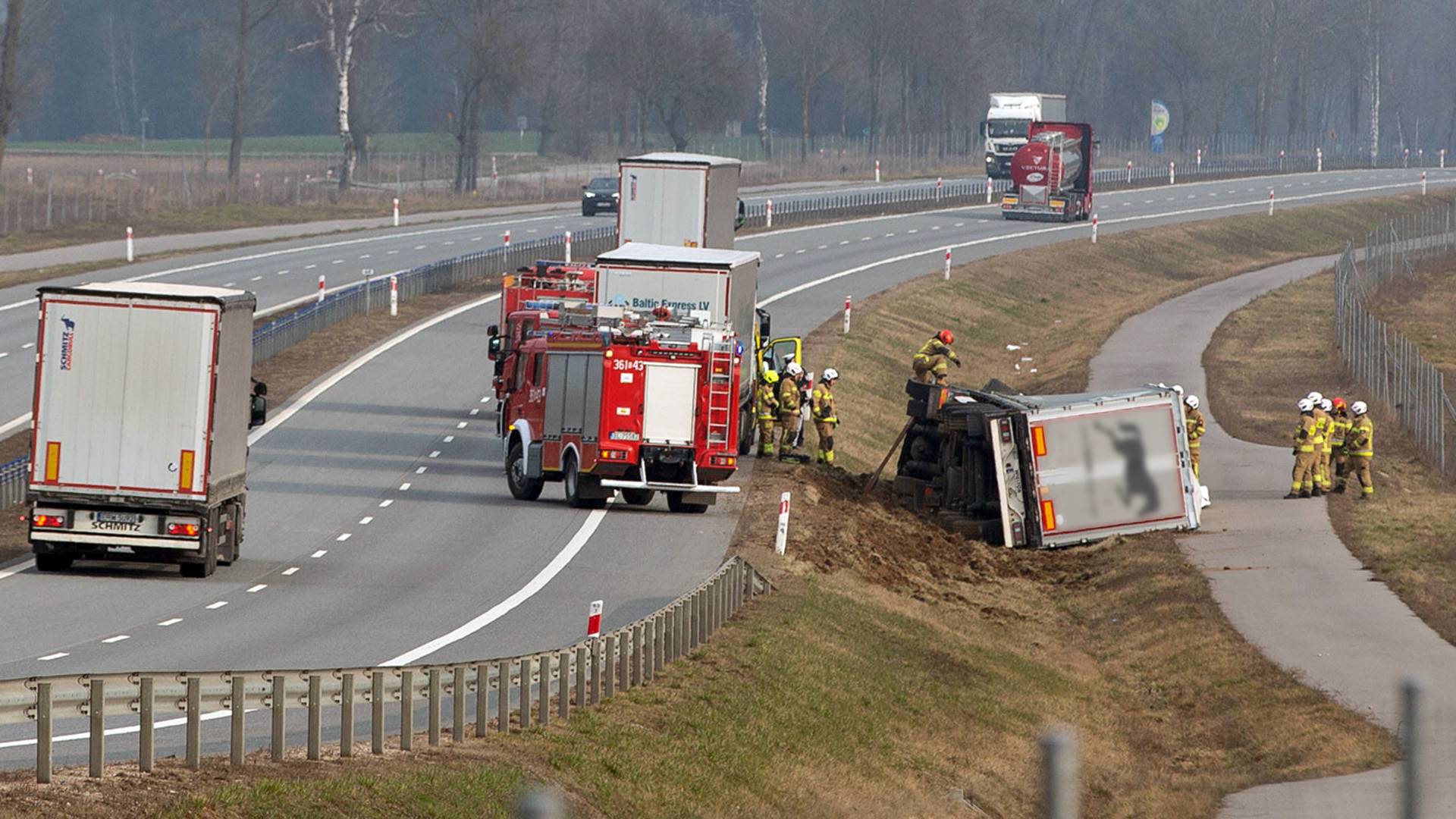 Utrudniony przejazd drogą ekspresową S61. Samochód ciężarowy wpadł do rowu
