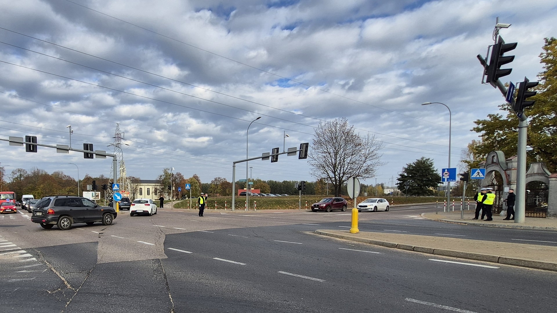 Wszystkich Świętych tuż, tuż. Jak się zachować, gdy policjant kieruje ruchem