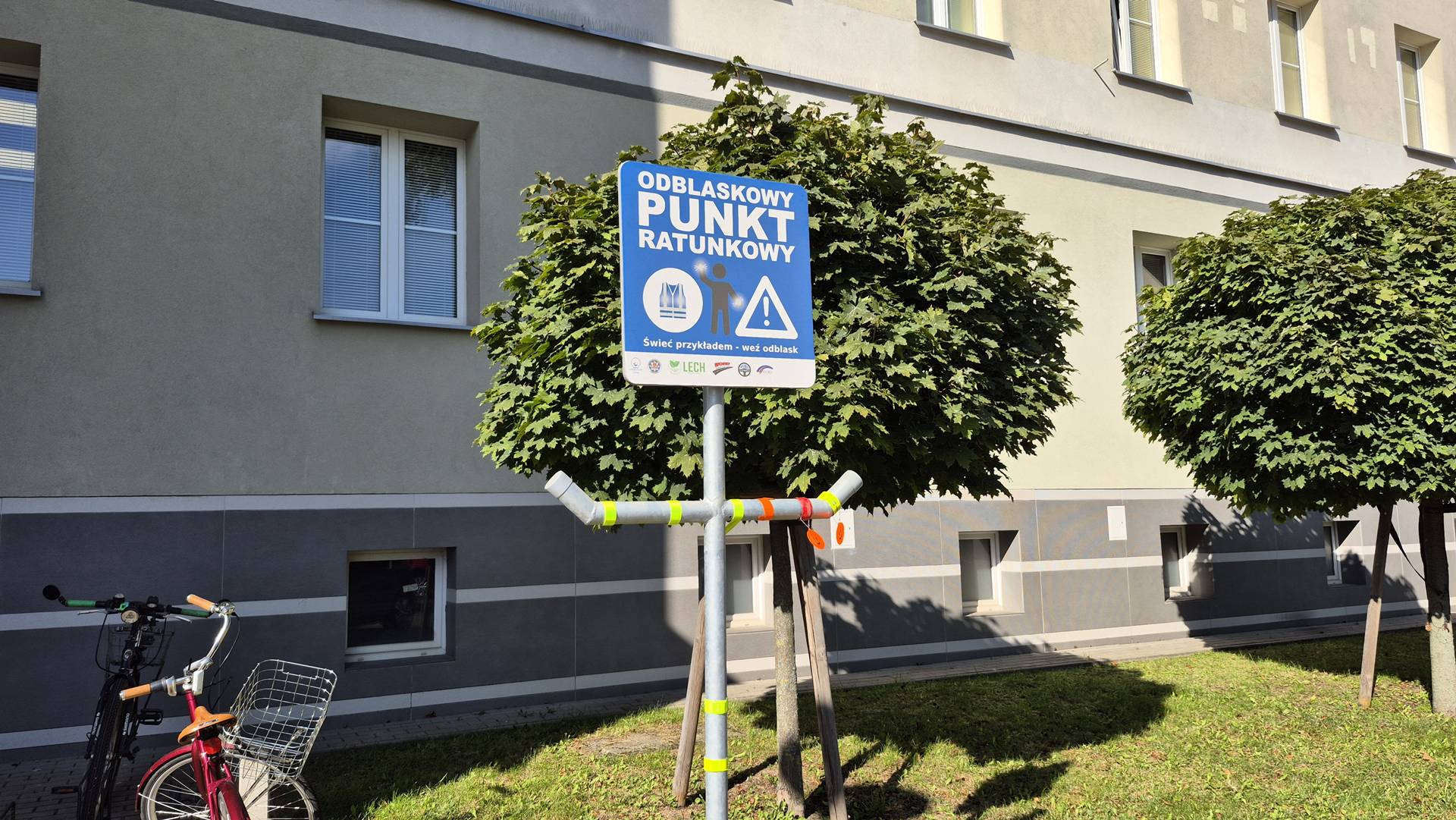 Podlaska policja rozdaje odblaski. Akcja z okazji Dnia Odblasków