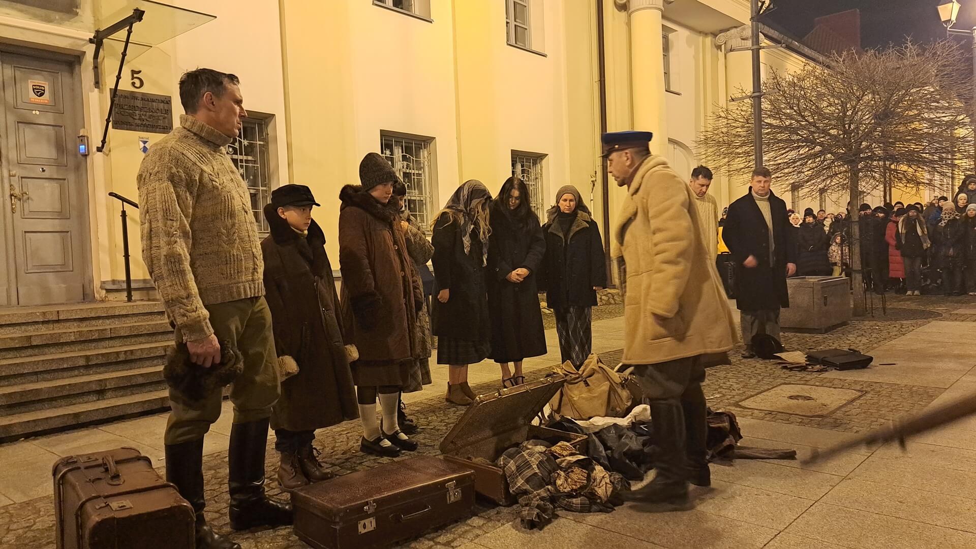 Rekonstrukcja aresztowań i wywózek na Sybir na białostockim Rynku Kościuszki