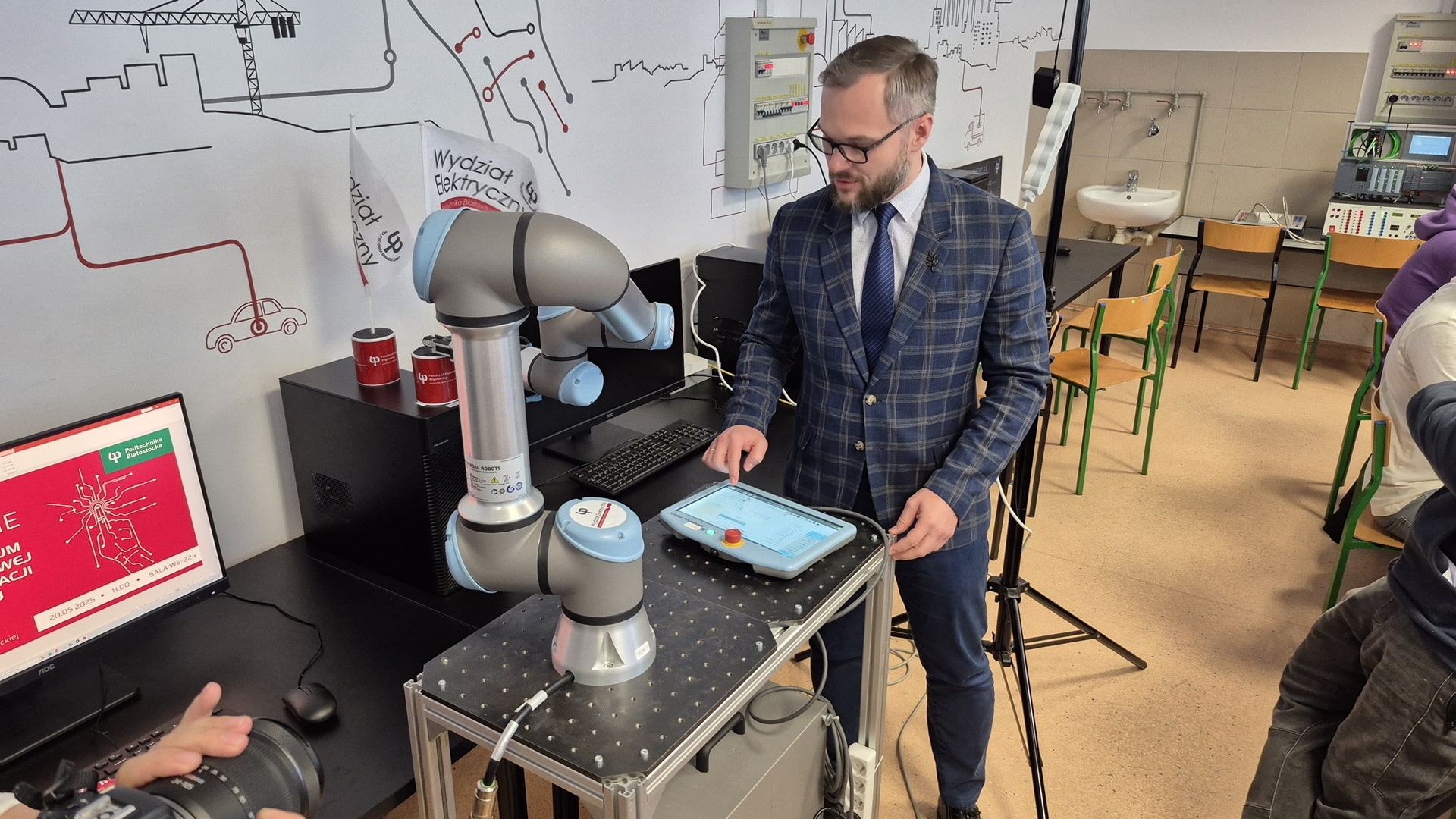 Studenci Politechniki Białostockiej poznają technologie przemysłu 4.0 w nowym laboratorium