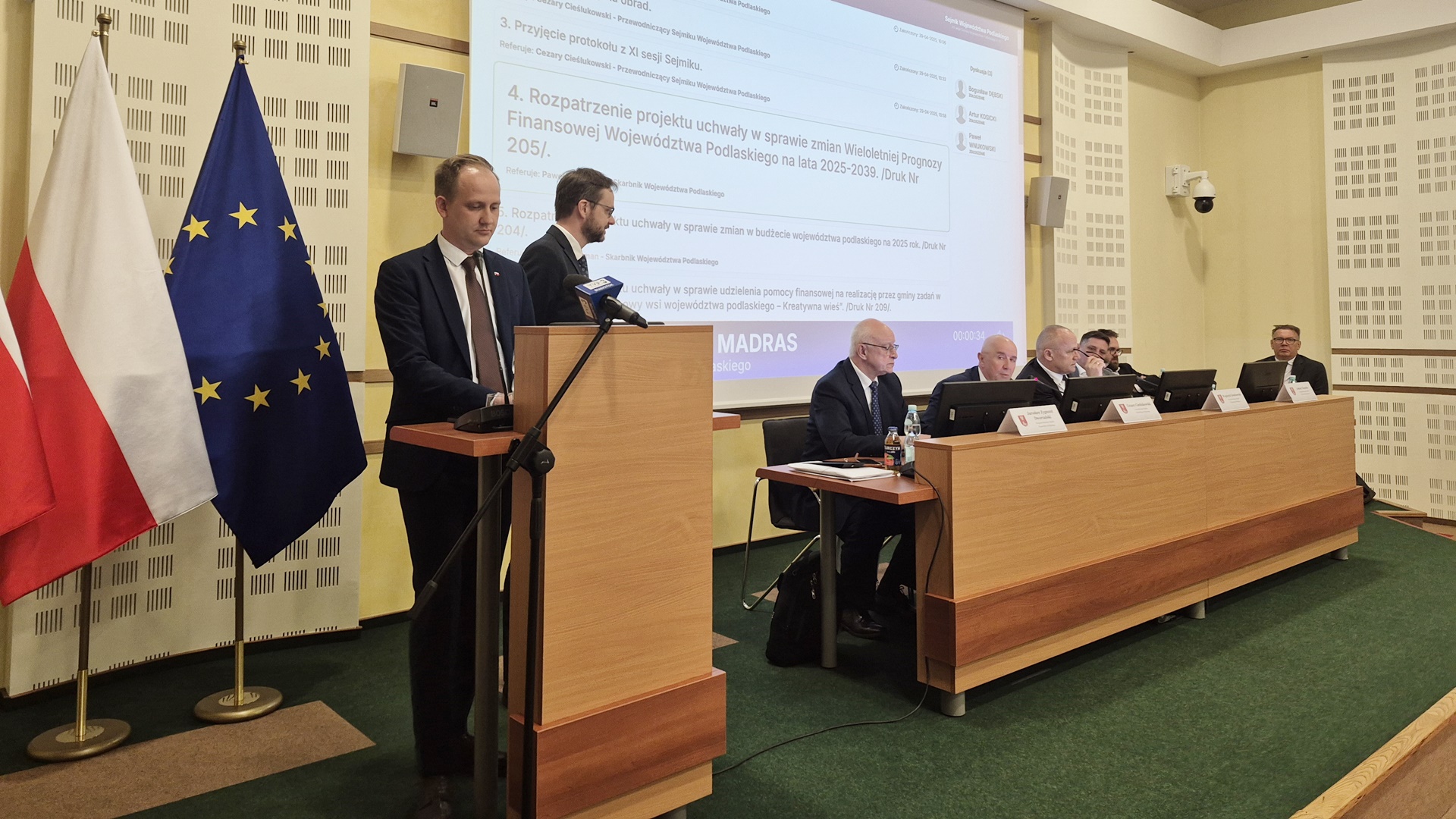 Niespodziewana sytuacja podczas obrad sejmiku województwa. Radny blokował mównicę