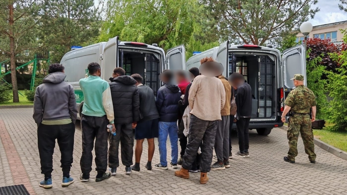 Kurier przewoził Somalijczyków. Ścigany przez strażników granicznych, zostawił ich w aucie i uciekł