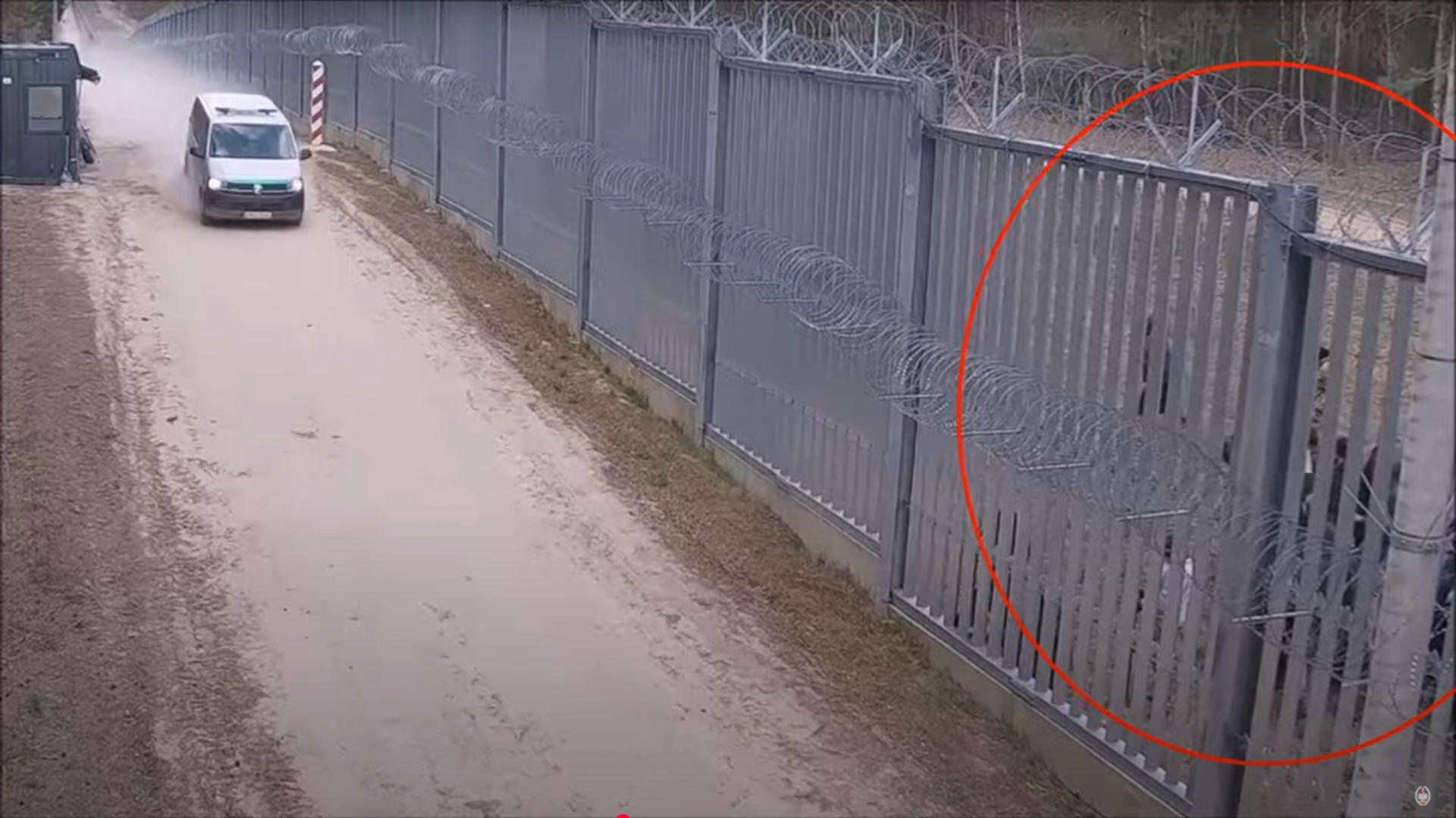 Patrol straży granicznej obrzucony kamieniami na granicy z Białorusią [wideo]