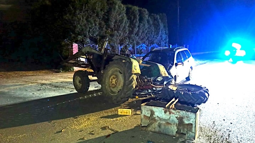 Traktorzysta z promilami spowodował kolizję i schował się pod kołdrą przed policją