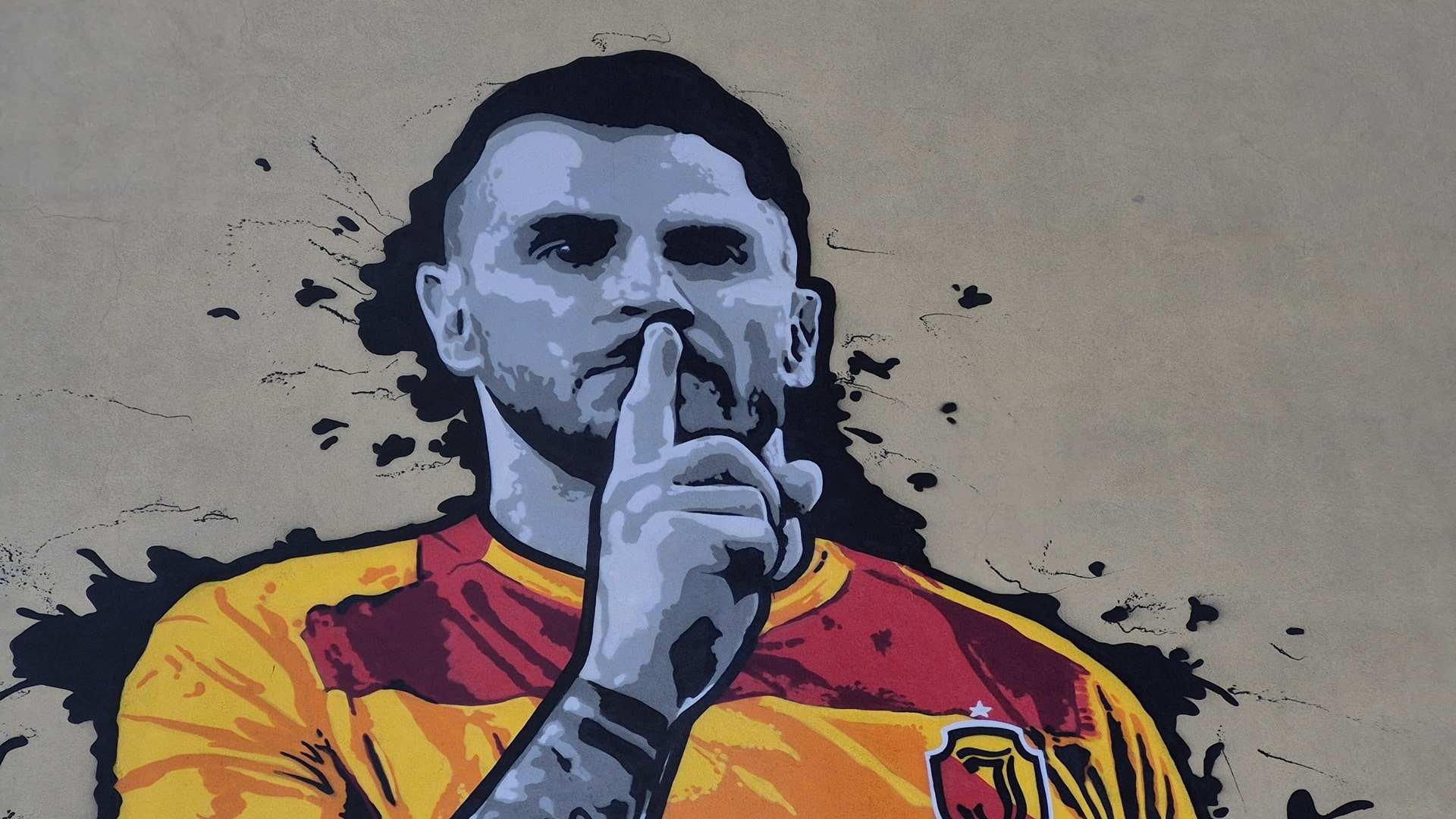 Słynny gest Jesusa Imaza uwieczniony na ścianie białostockiego bloku