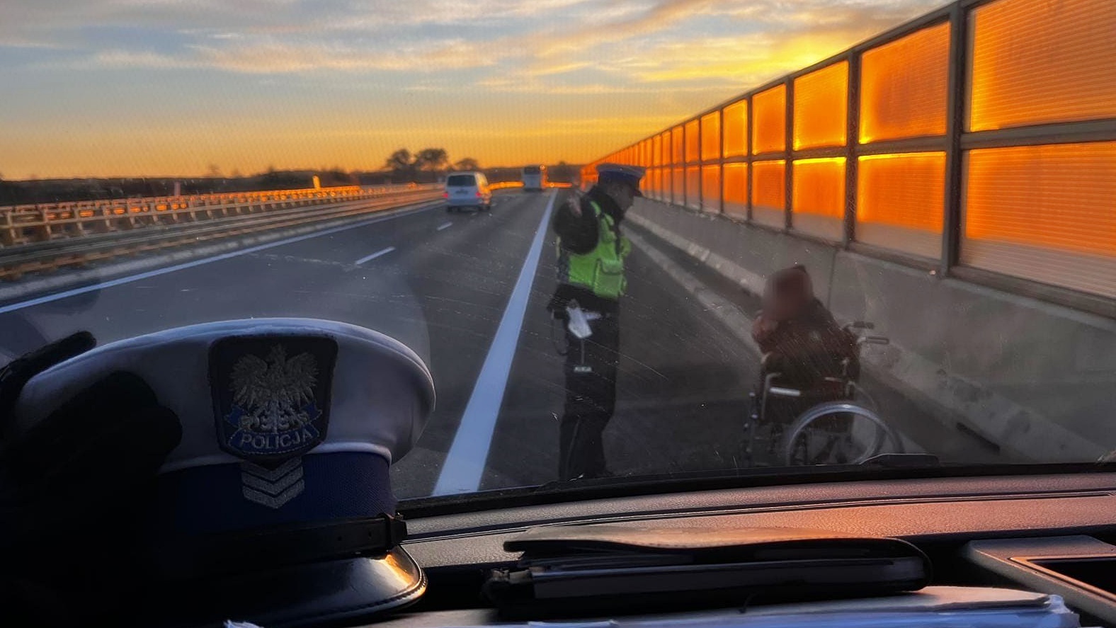 Na wózku inwalidzkim po drodze ekspresowej