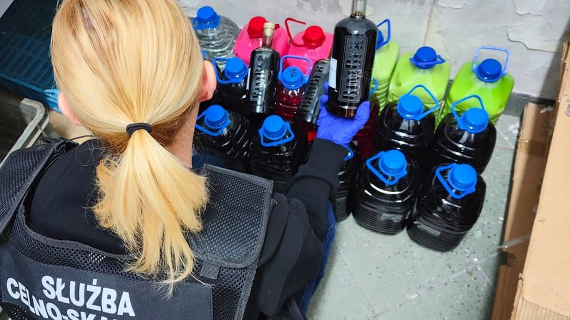 Białostoccy funkcjonariusze KAS zabezpieczyli blisko 100 litrów nielegalnie wyprodukowanego alkoholu