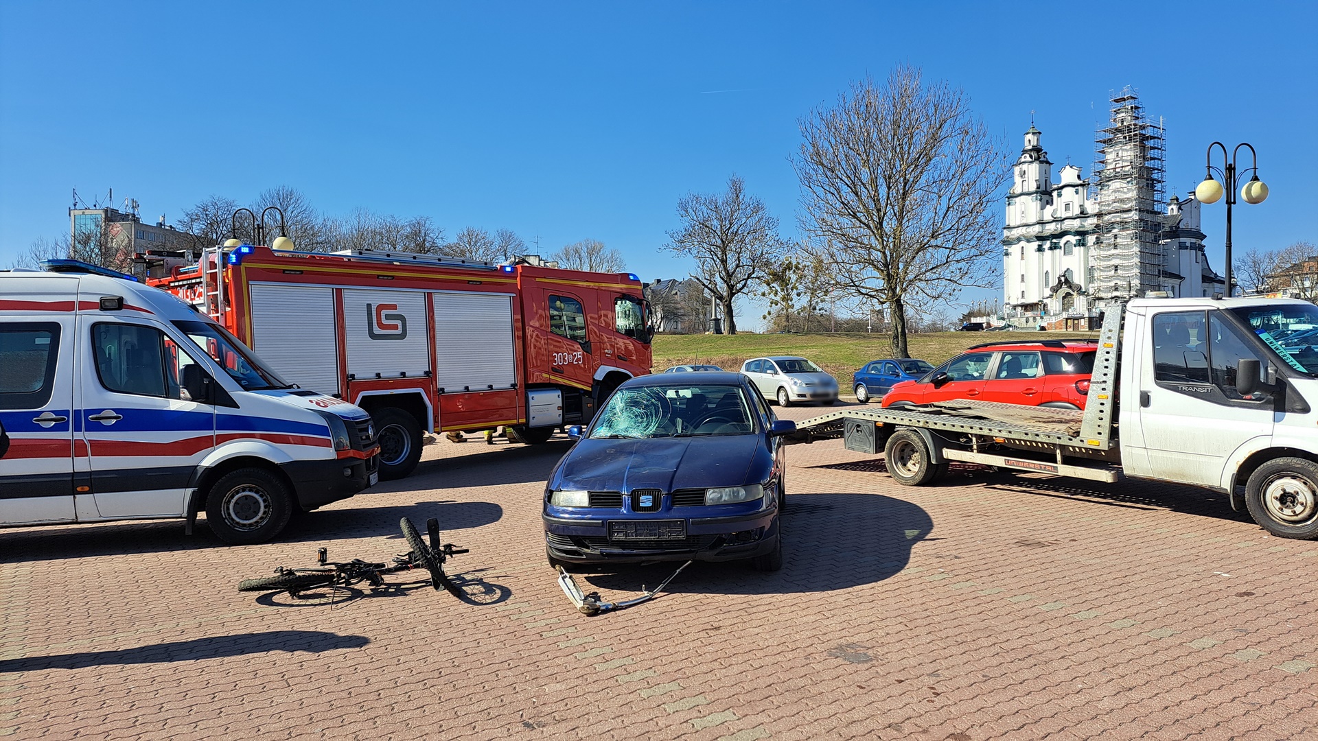 Podstawowe zasady bezpieczeństwa przypominali rowerzystom w Białymstoku przedstawiciele różnych służb