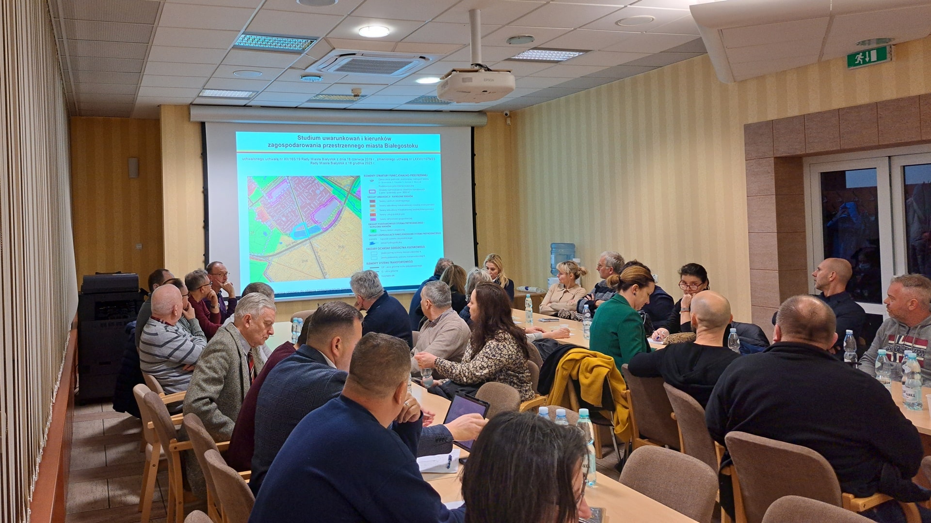 Deweloper chce zbudować bloki przy stawach na Mickiewicza. Mieszkańcy protestują, komisja zgadza się na plan inwestycyjny