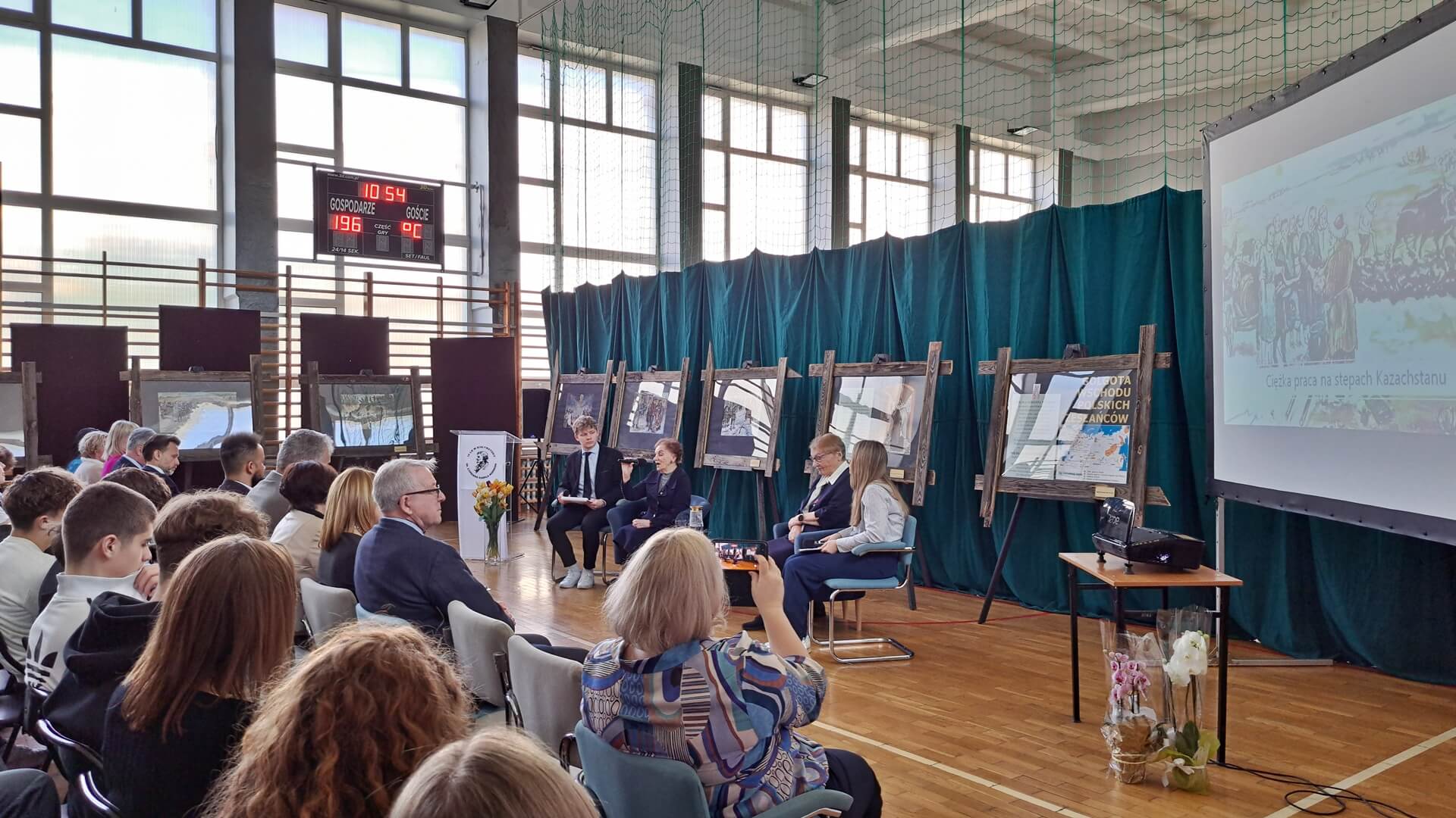 "Ocalić od zapomnienia" - spotkanie uczniów IV LO z Sybirakami