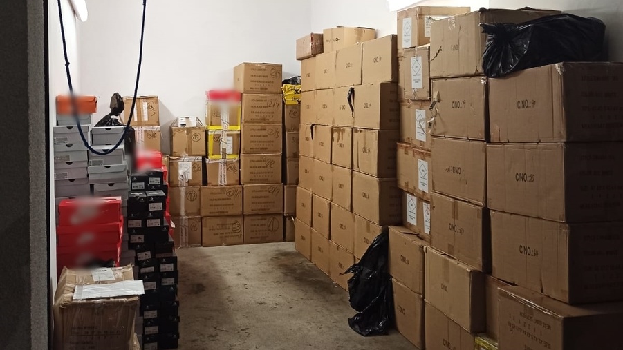 Łomżyńscy policjanci zatrzymali trzech mężczyzn podejrzanych o handel podróbkami butów