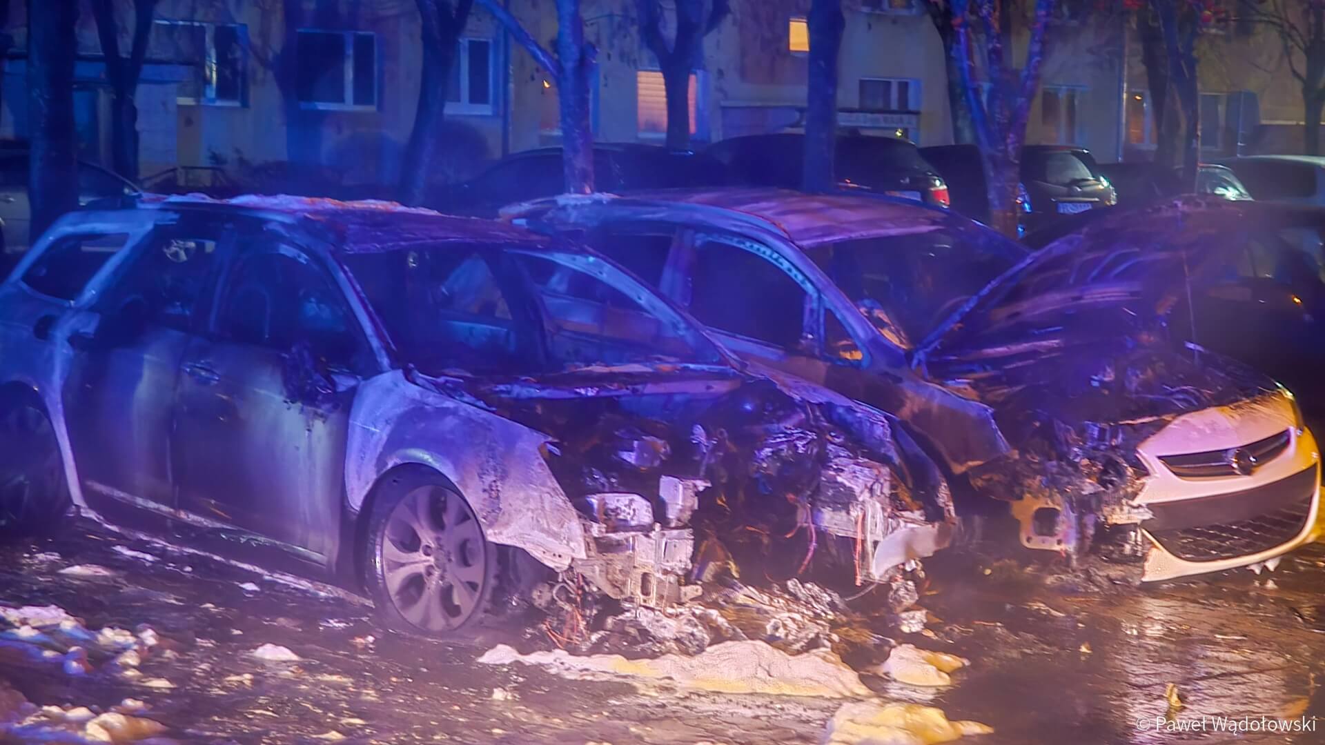 Pożar w Łomży - zapaliły się dwa samochody [wideo]