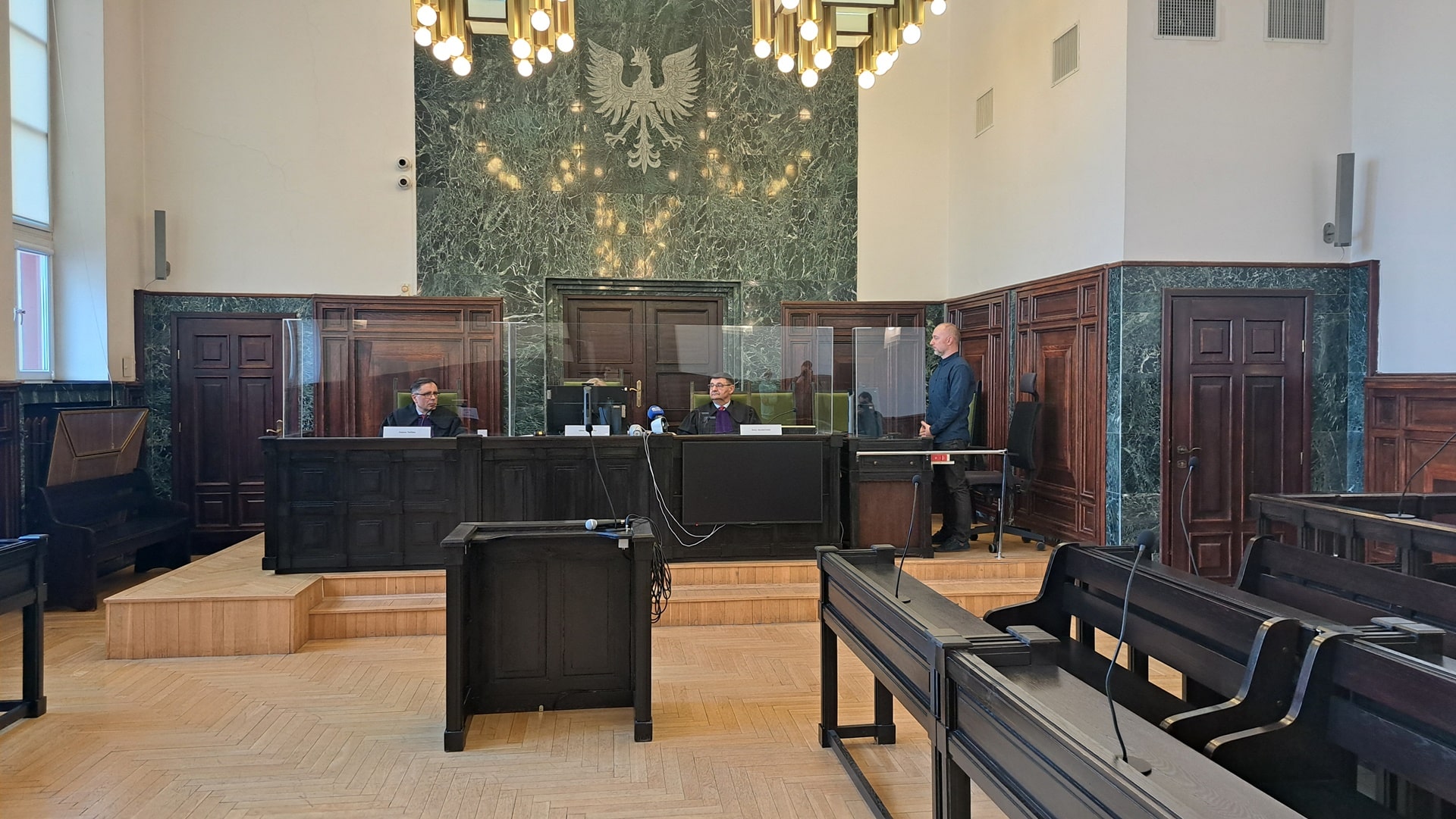 Białostocki sąd skazał pięciu mężczyzn, oskarżonych o uwięzienie i zgwałcenie kobiety