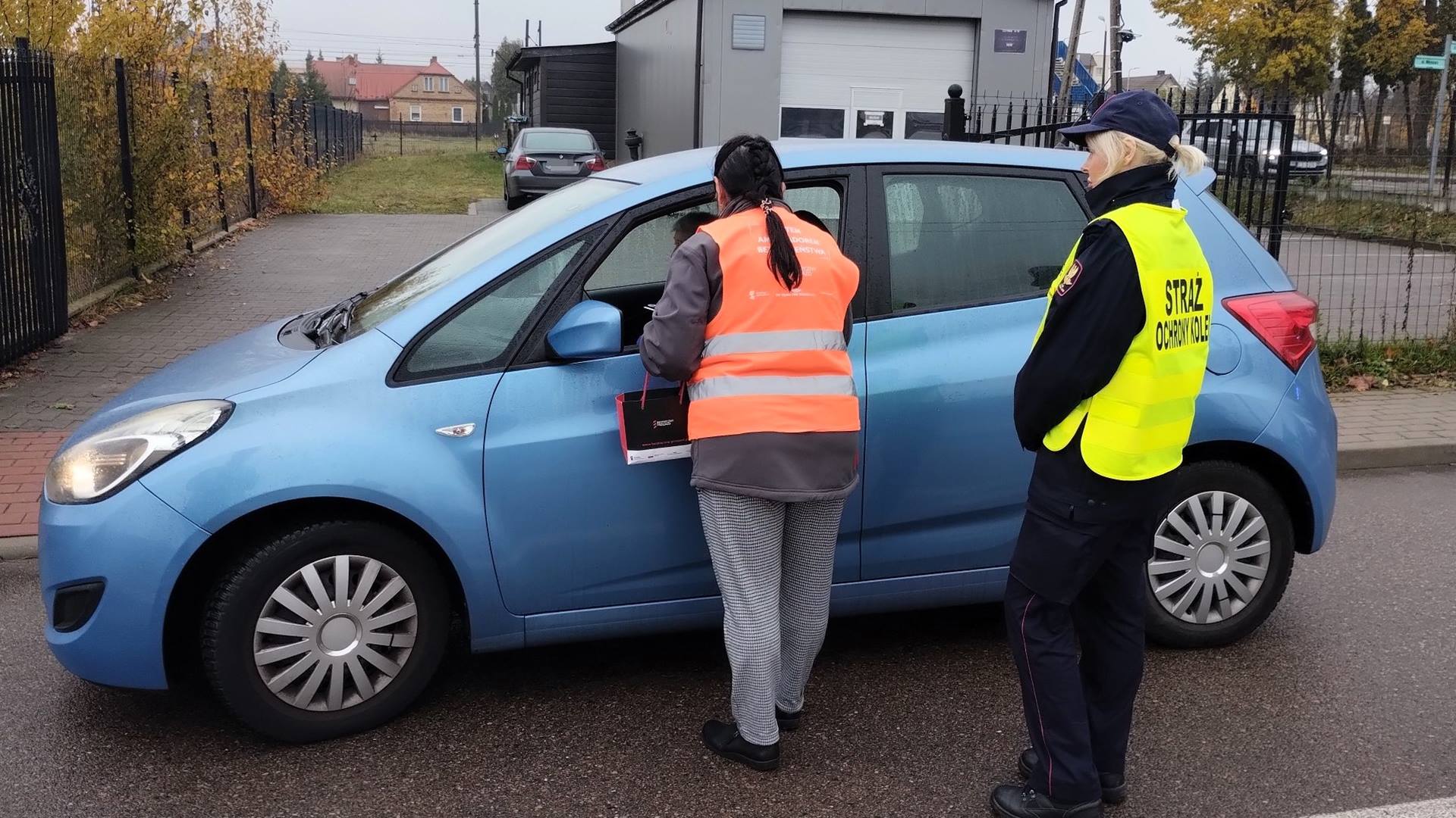 Kolejarze przypominają o zachowaniu bezpieczeństwa podczas przejeżdżania przez przejazdy kolejowe