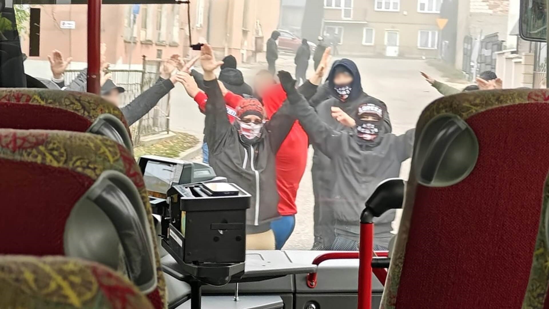 Pseudokibice ŁKS-u Łomża zidentyfikowani, niektórzy już z zarzutami [wideo]