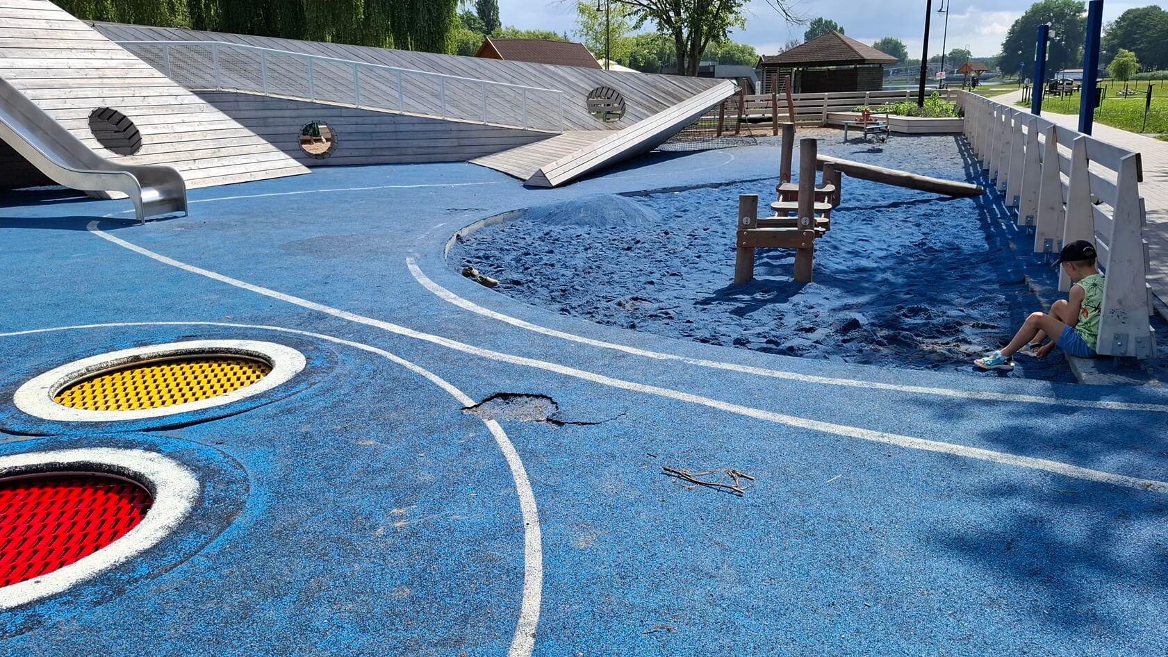 Rodzice narzekają na plac zabaw przy Netcie