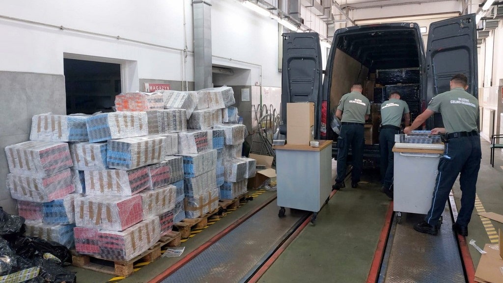 83 tysiące paczek papierosów w busie kuriera. Podlaska KAS przechwyciła kontrabandę