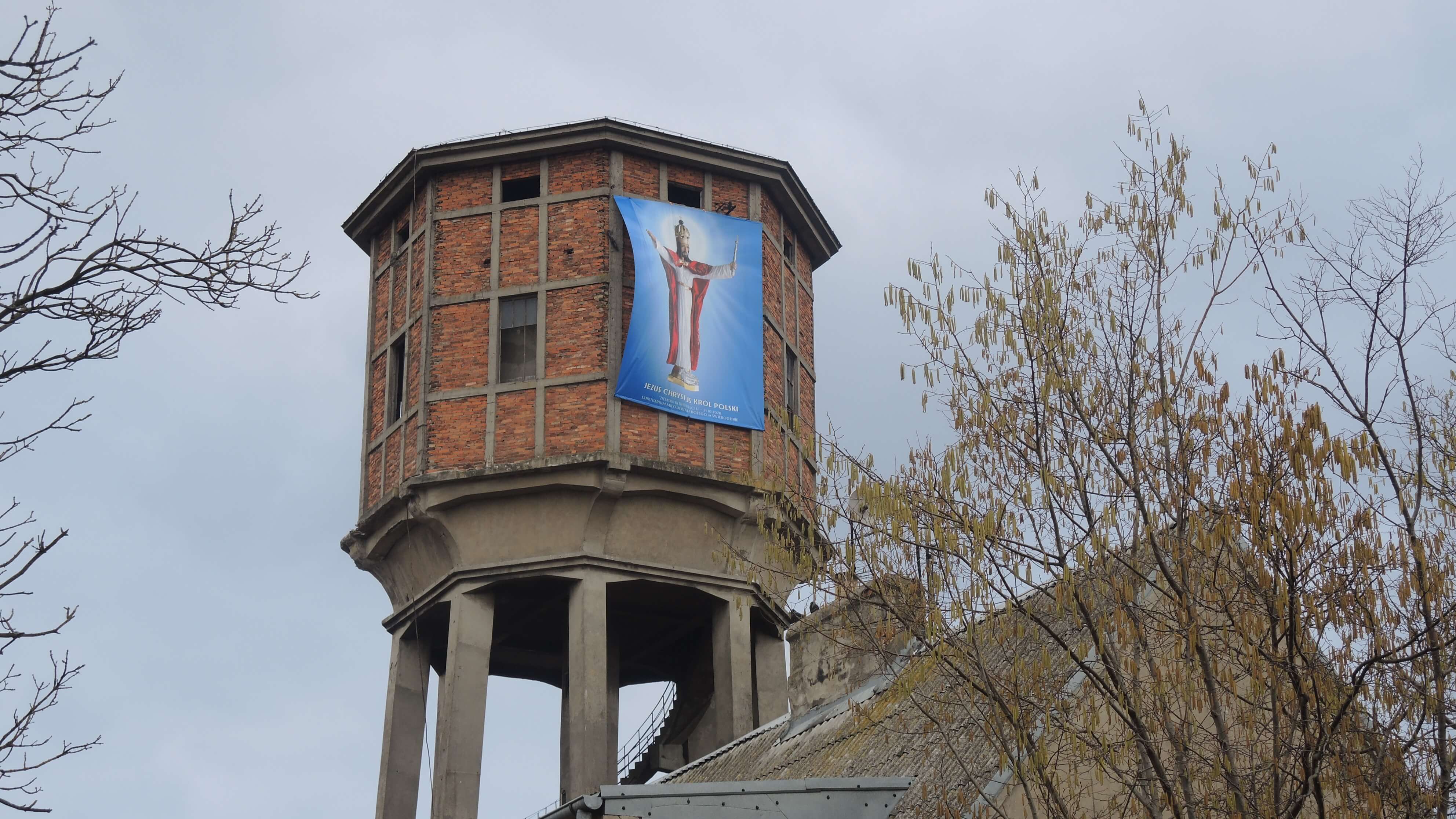 Łomża: Ktoś zawiesił na wieży ciśnień duże religijne banery [zdjęcia]