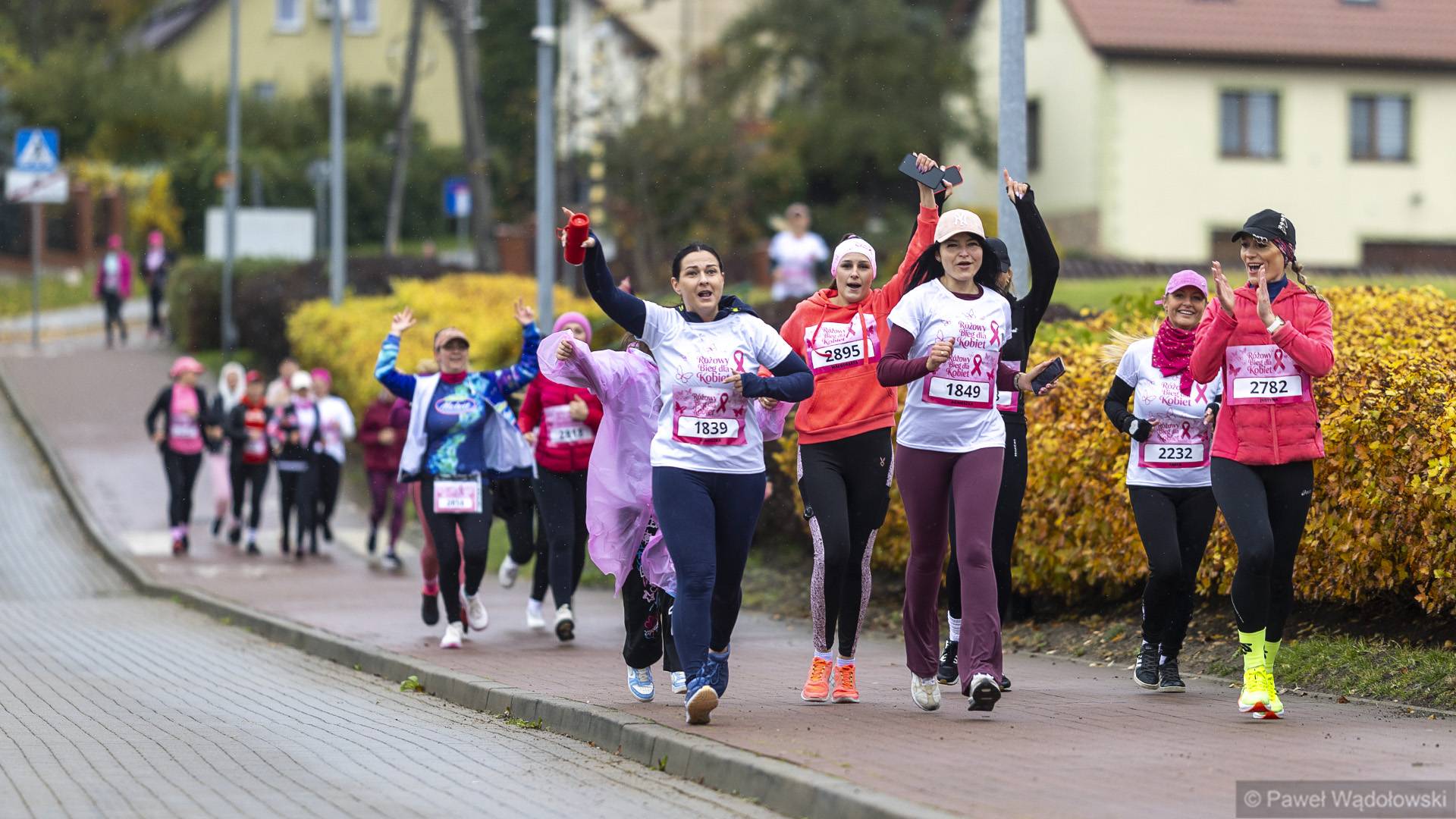 Różowy bieg w Łomży. Kobiety wspierają walkę z nowotworami [zdjęcia]