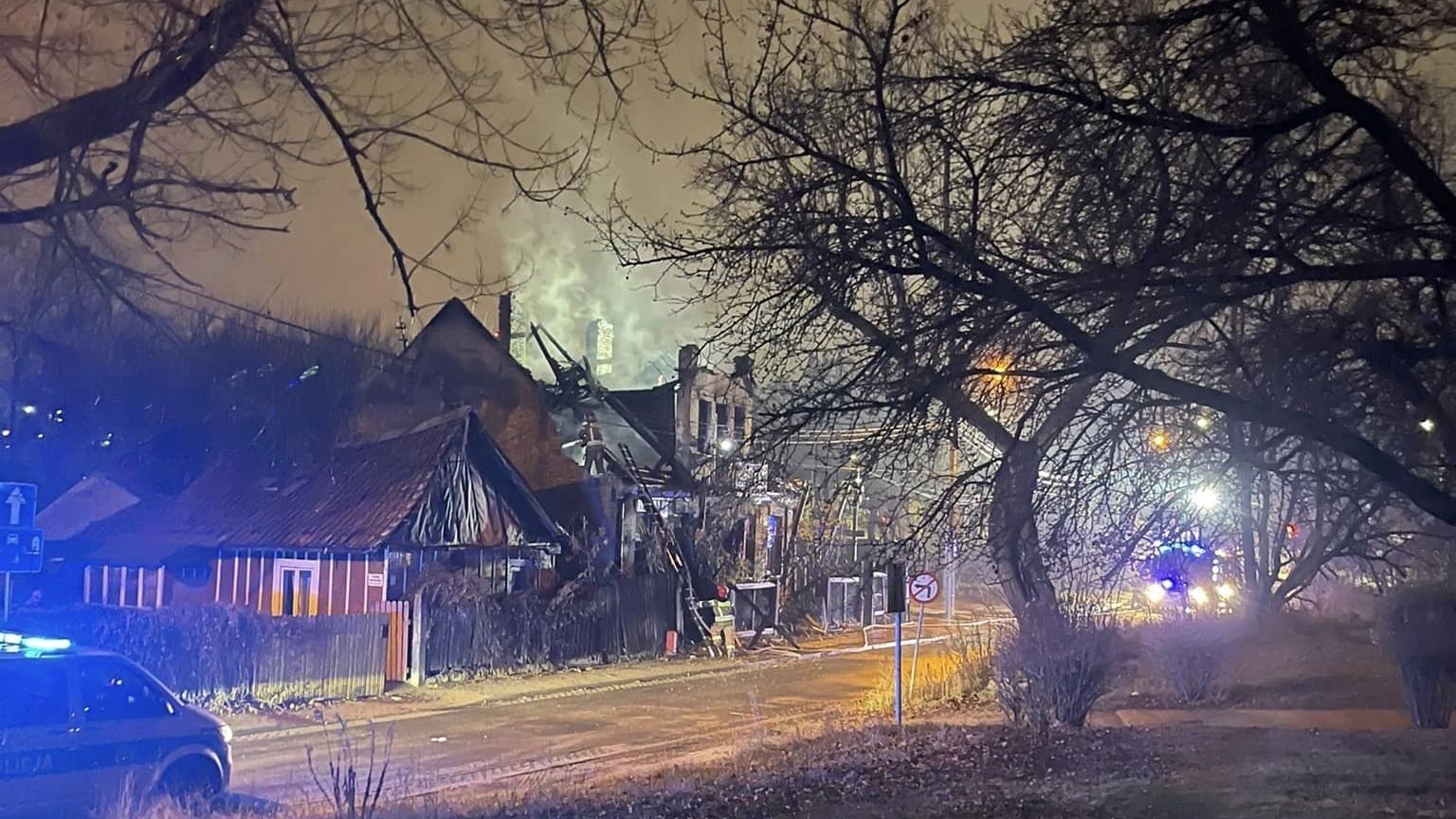 Pożar budynku przy ul. Młynowej. Sytuacja jest już opanowana, przyczyny pożaru ustala policja