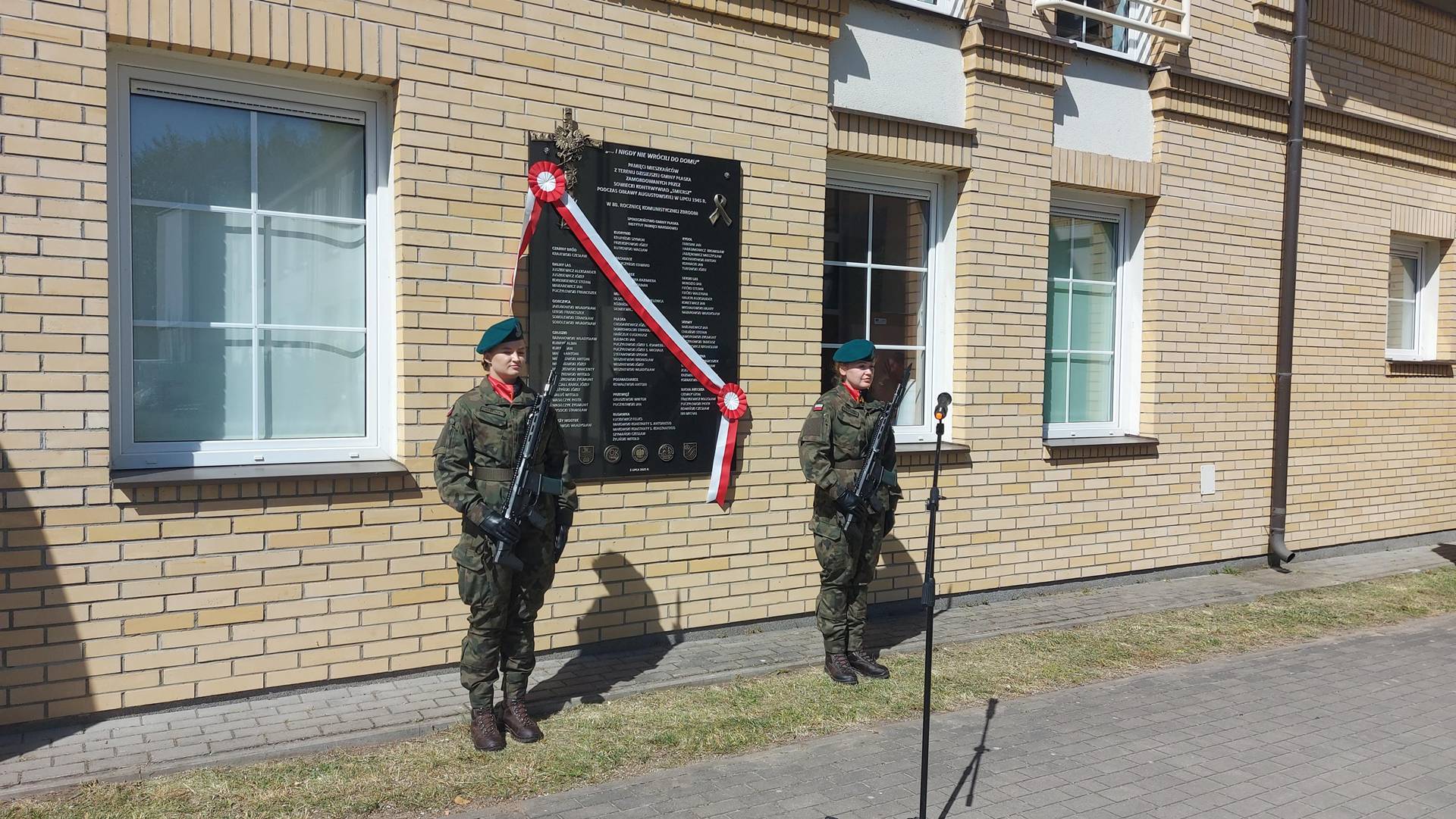 Płaska pamięta o ofiarach z 1945 roku. Symboliczna tablica z ponad 80 nazwiskami [zdjęcia]