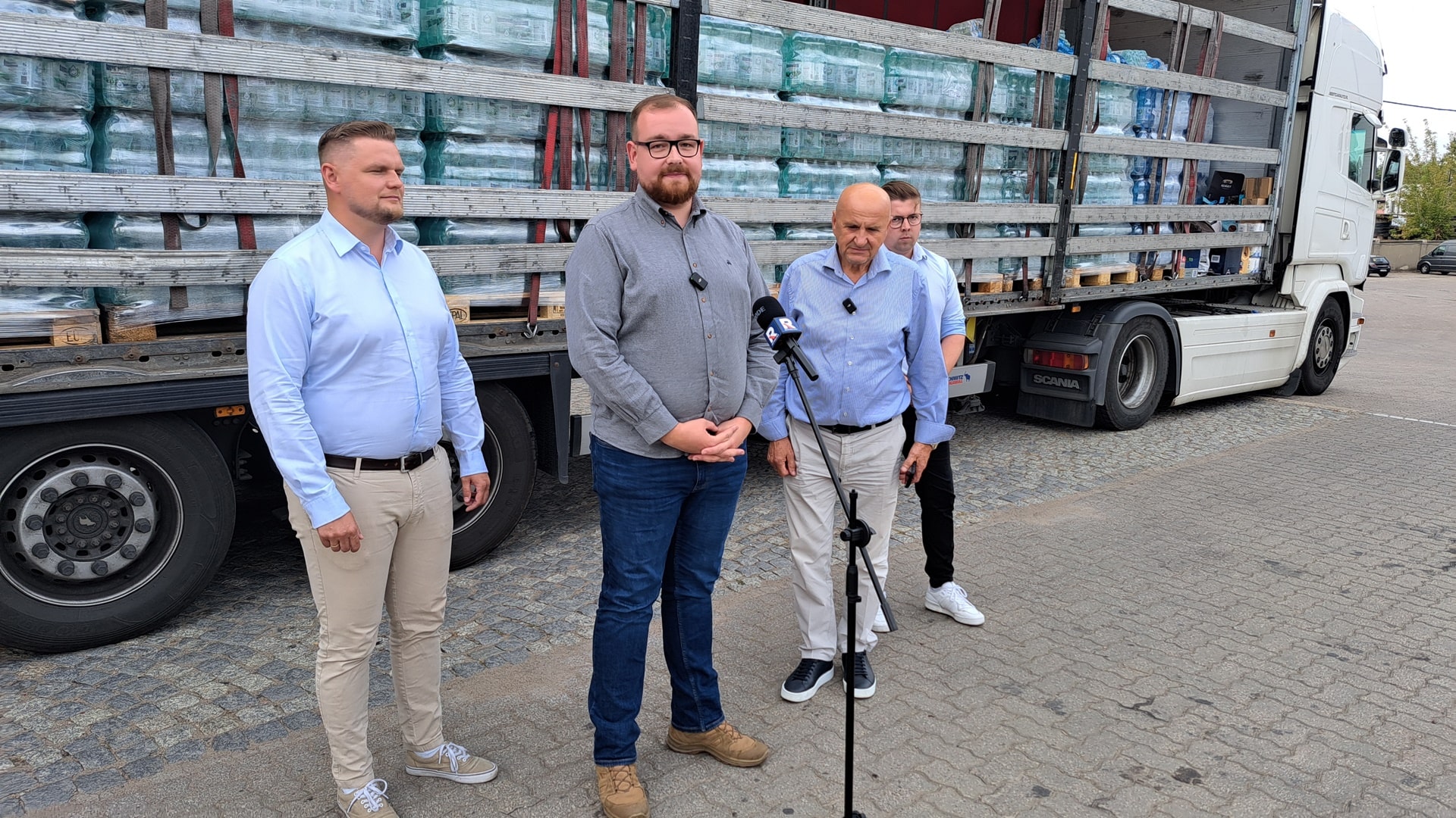 Kolejna pomoc z Podlasia dla powodzian - do Głuchołaz wyruszyła ciężarówka z wodą i darami