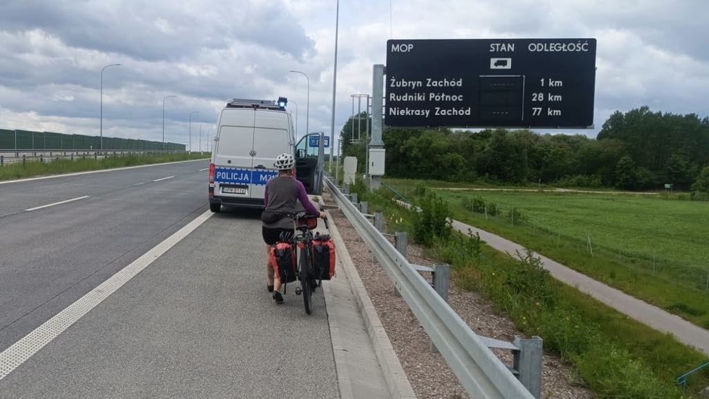 Rowerem po ekspresówce. 33-latka tłumaczyła, że tak prowadziła ją nawigacja