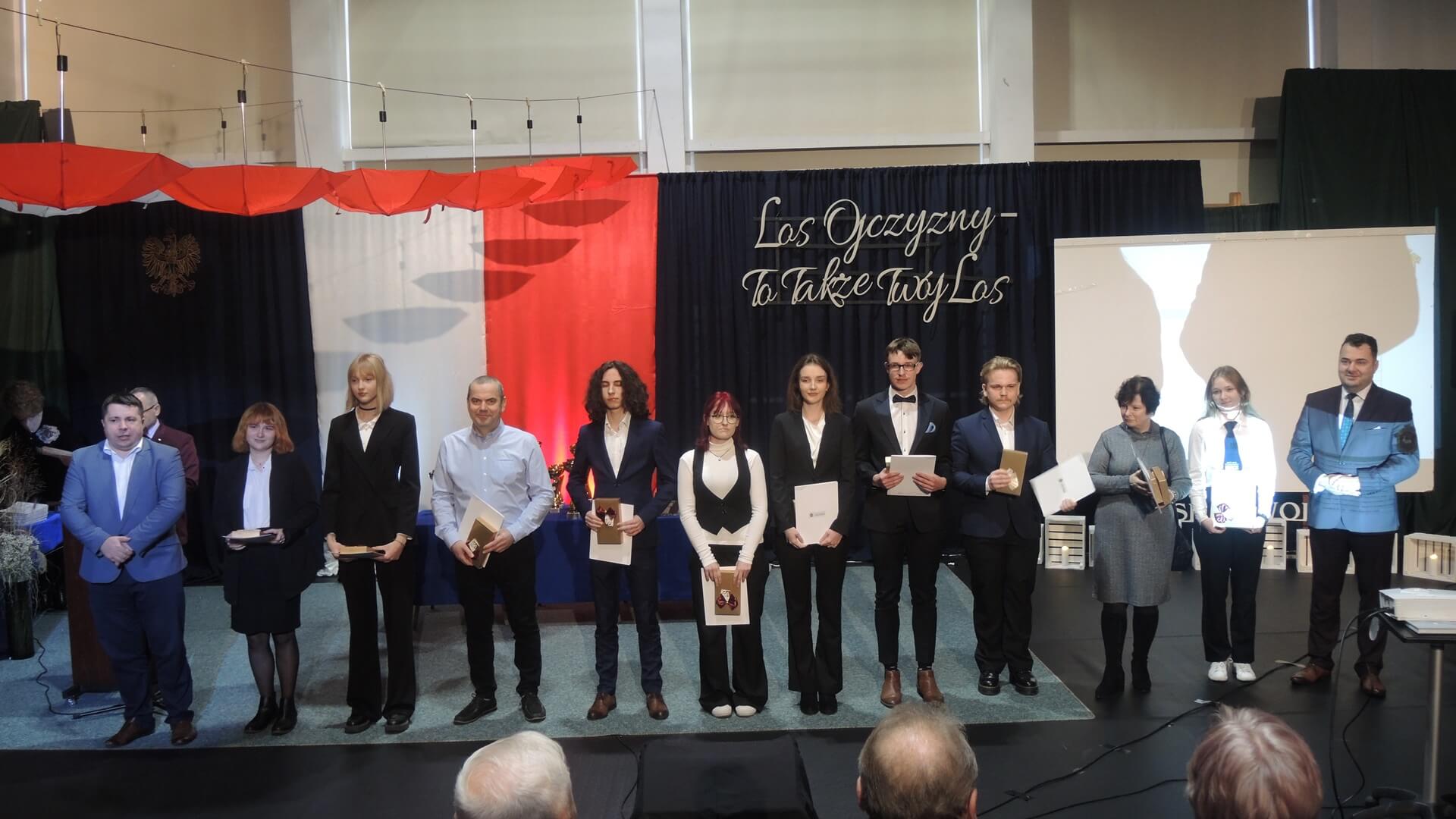 Uczniowie łomżyńskich szkół odebrali stypendia i nagrody prezydenta miasta