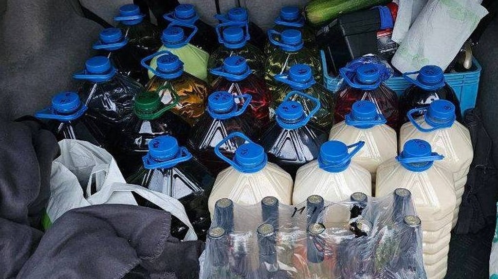 Przewoził niemal 130 litrów nielegalnego alkoholu. Wpadł podczas kontroli drogowej