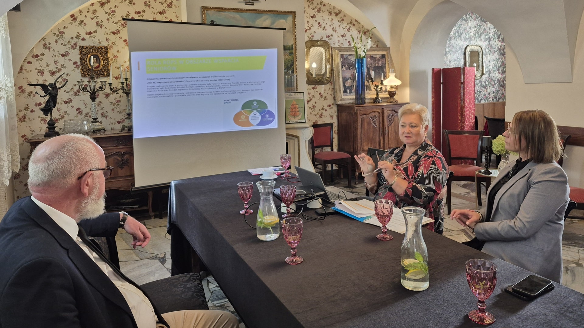 Jak zadbać o seniorów, o lepszą jakość jesieni życia? Sympozjum