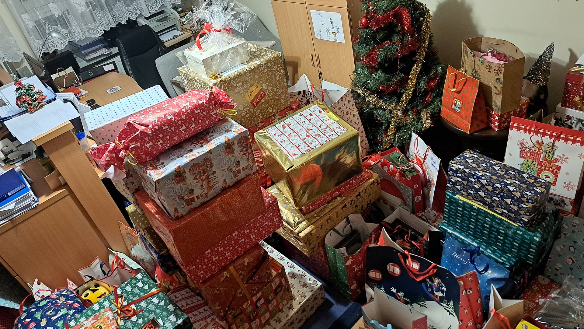 Kibice Jagiellonii przygotowali paczki dla dzieci z domów dziecka