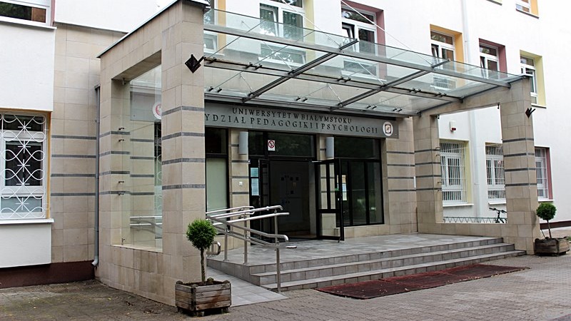 Na Wydziale Studiów Kulturowych możemy oglądać wystawę studenta o kobiecej tożsamości