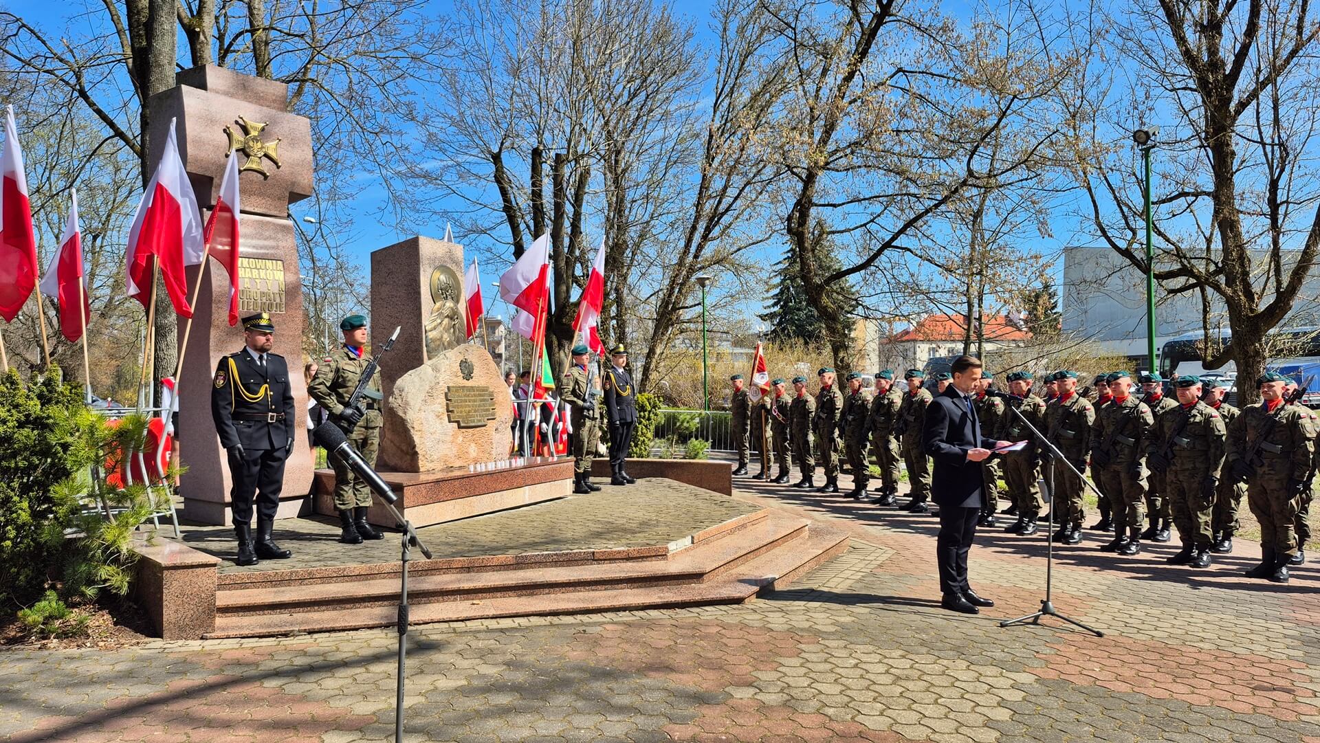 Hołd dla ofiar Katynia i Sybiru. Uroczystości w Białymstoku i Zambrowie [zdjęcia]
