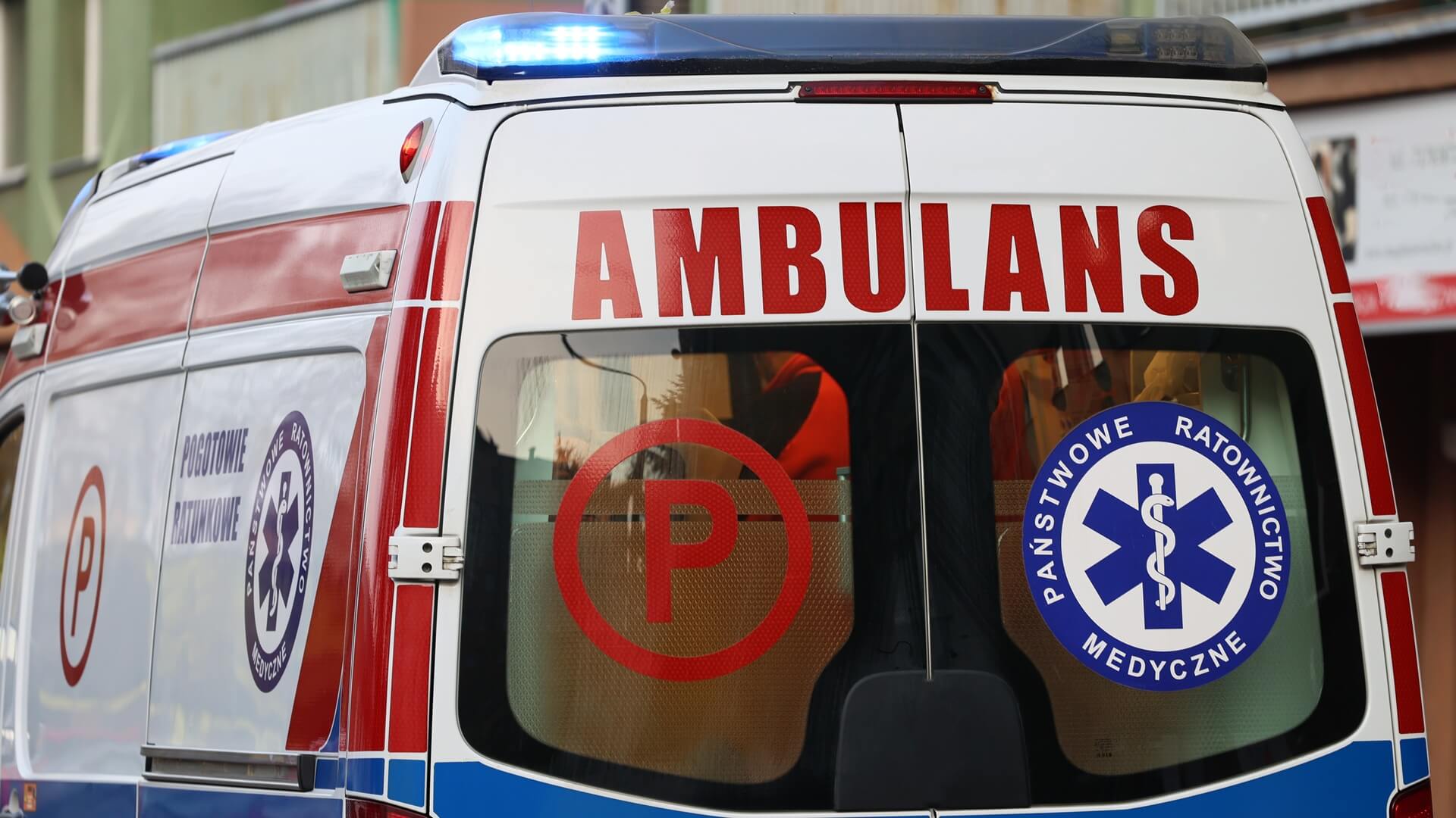 Kierowca karetki na sygnale oskarżony w sprawie potrącenia 10-latka na przejściu