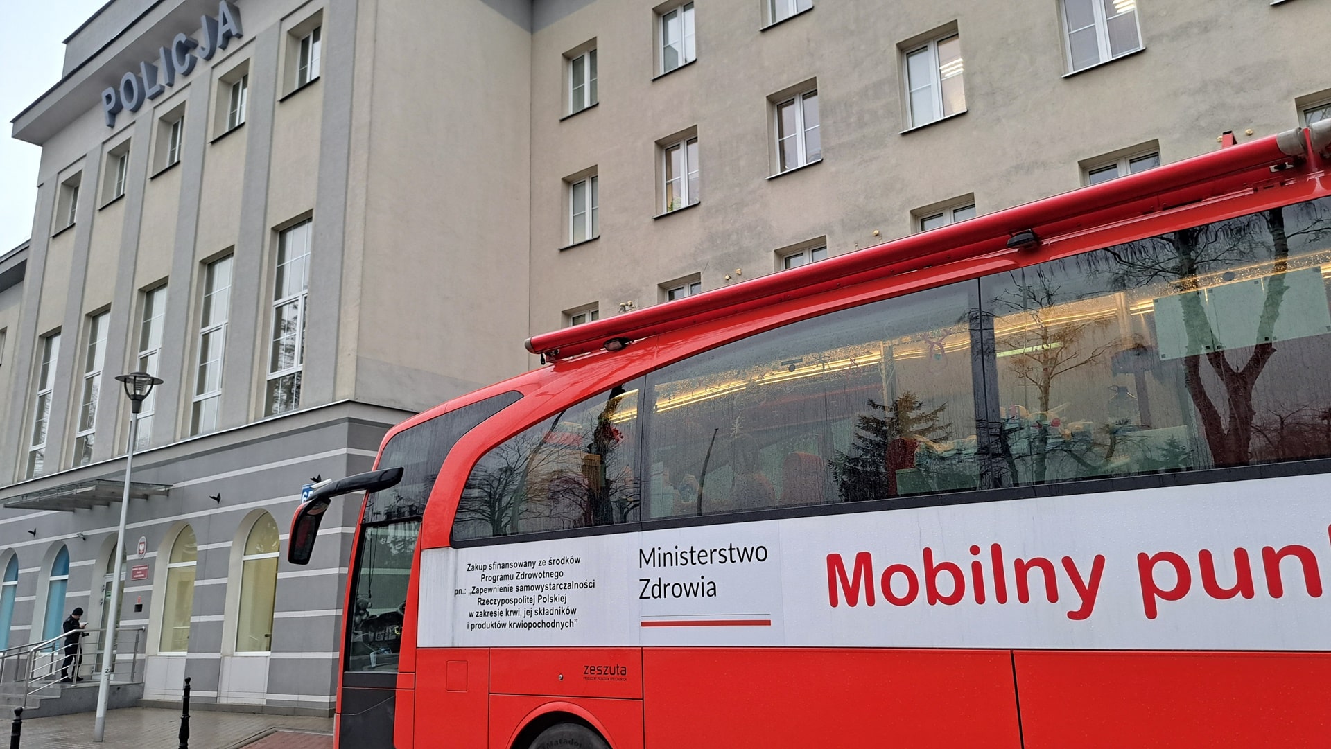 Krwiobus przy KWP w Białymstoku. Policjanci oddają krew dla 13-letniego Huberta