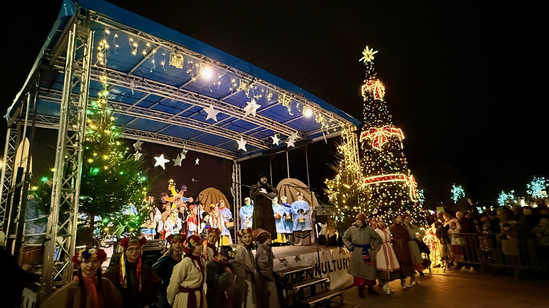 Miejska choinka w Suwałkach jest już rozświetlona, 6.12.2025, fot. Anna Auron-Wasilewska